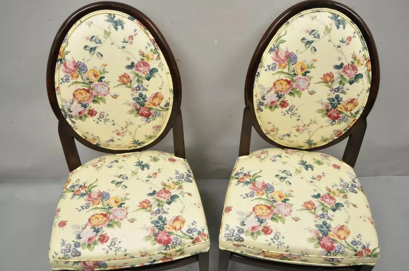 Sedie da pranzo francesi Art Déco ovali con schienale imbottito e struttura in legno di mogano - una coppia in vendita 2