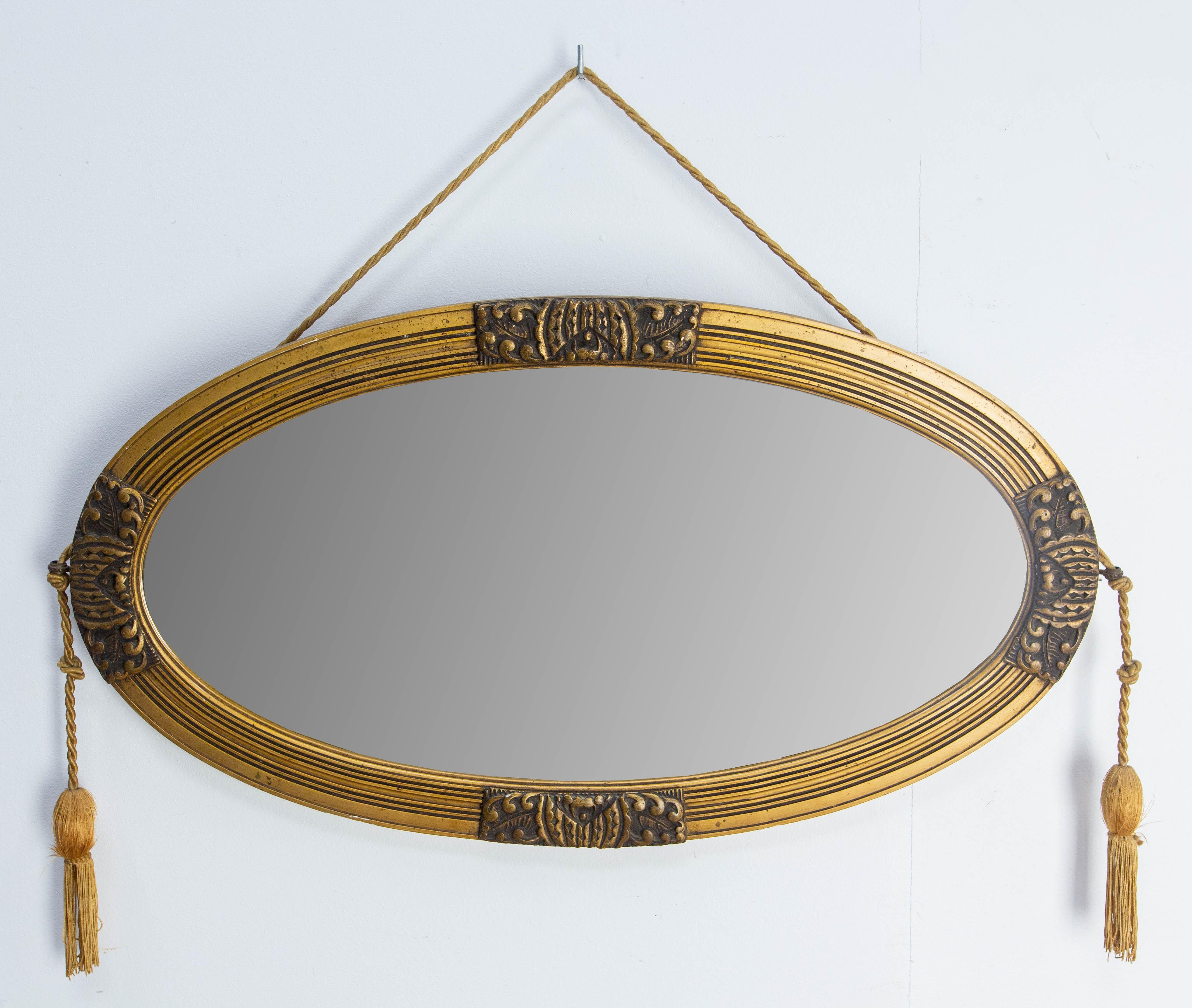 Art Déco wall mirror,
Oval frame of gilded stucco, decorated with floral and geometric motifs.
The mirror is the original, it has few time marks.
Good antique condition.

Shipping:
3 / 71 / 37.5 cm 3 kg