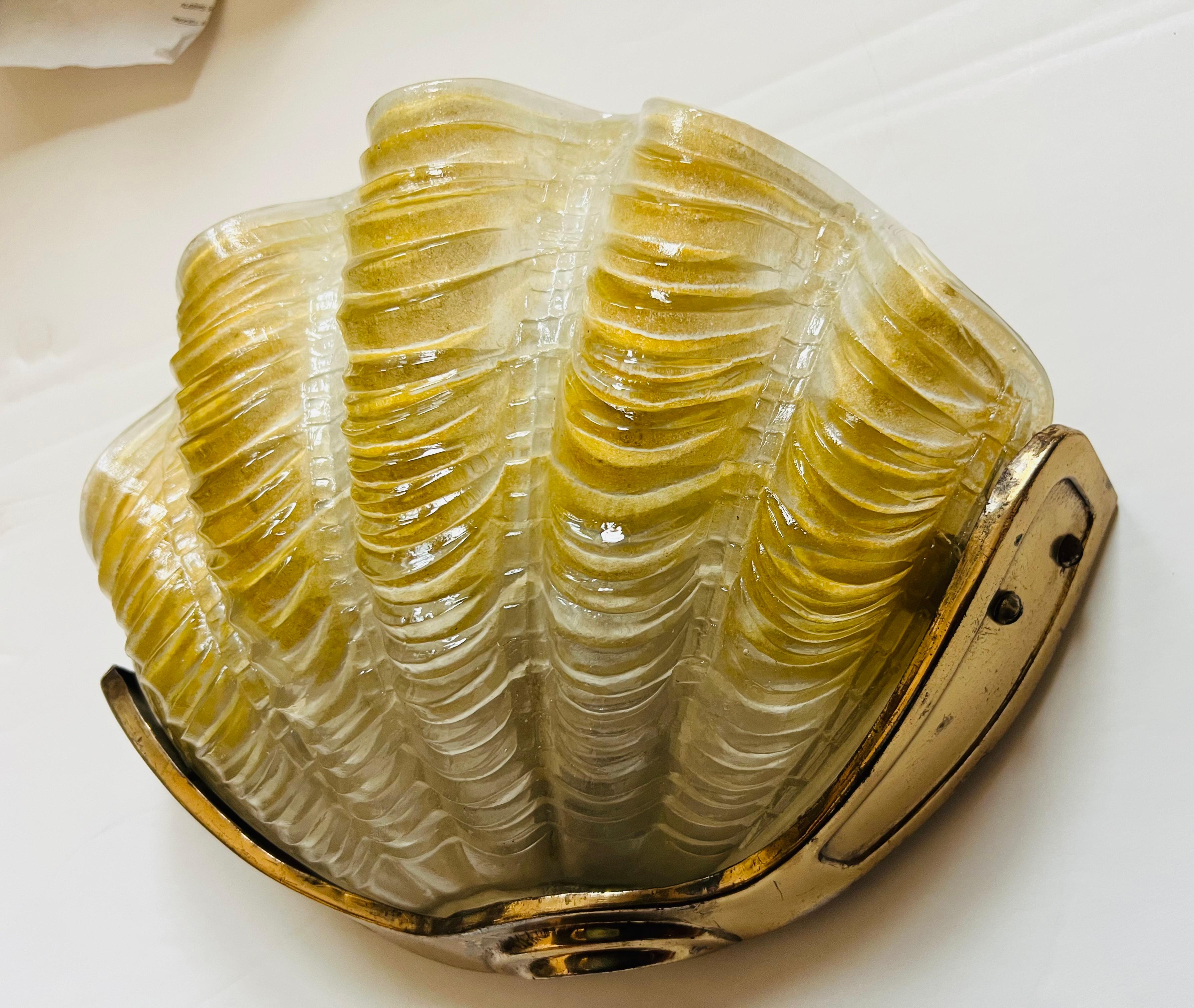 French Art Deco Oyster Glass Wall Lamp, 1930 In Good Condition For Sale In New York, NY