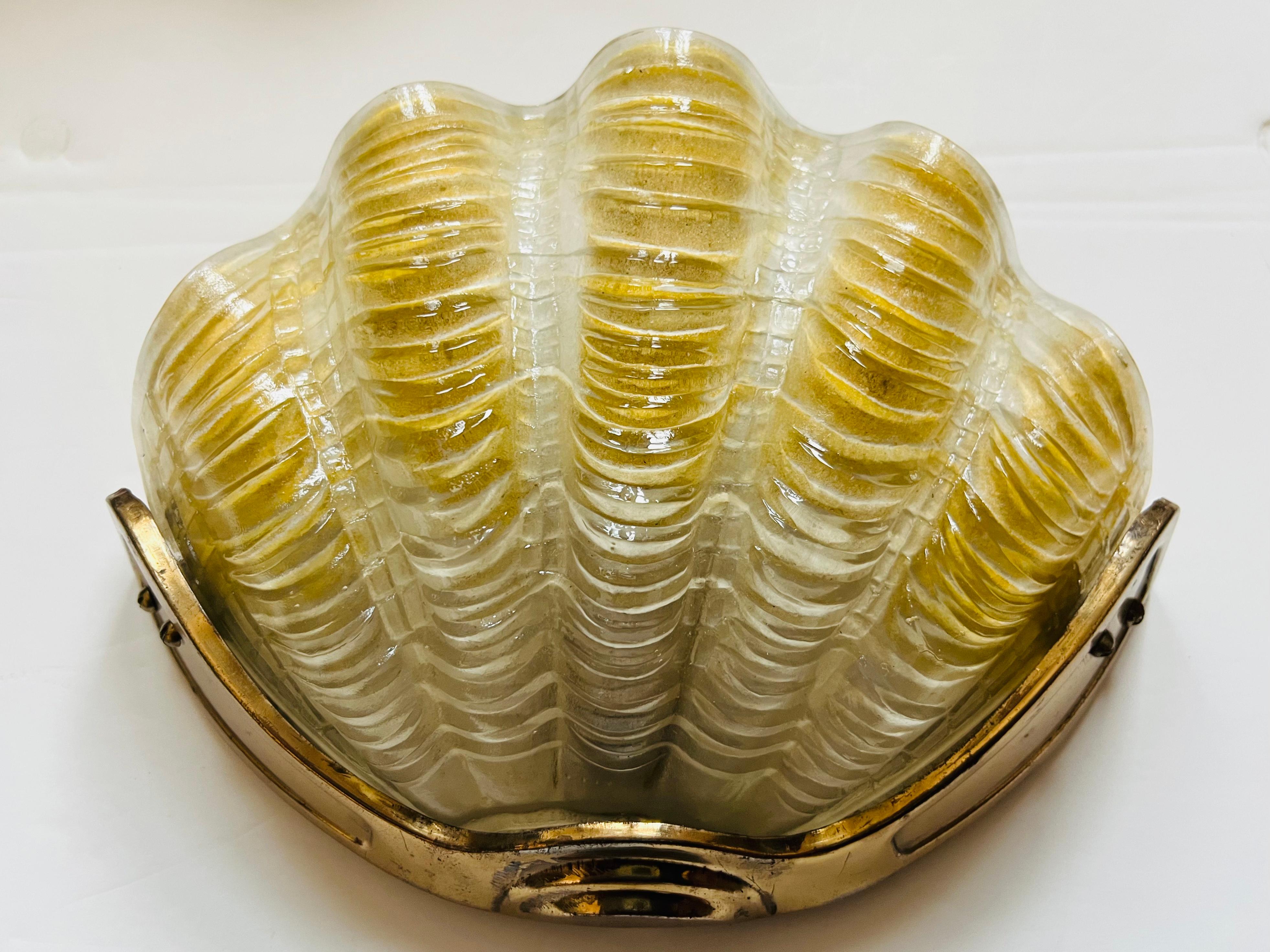 French Art Deco Oyster Glass Wall Lamp, 1930 For Sale 1