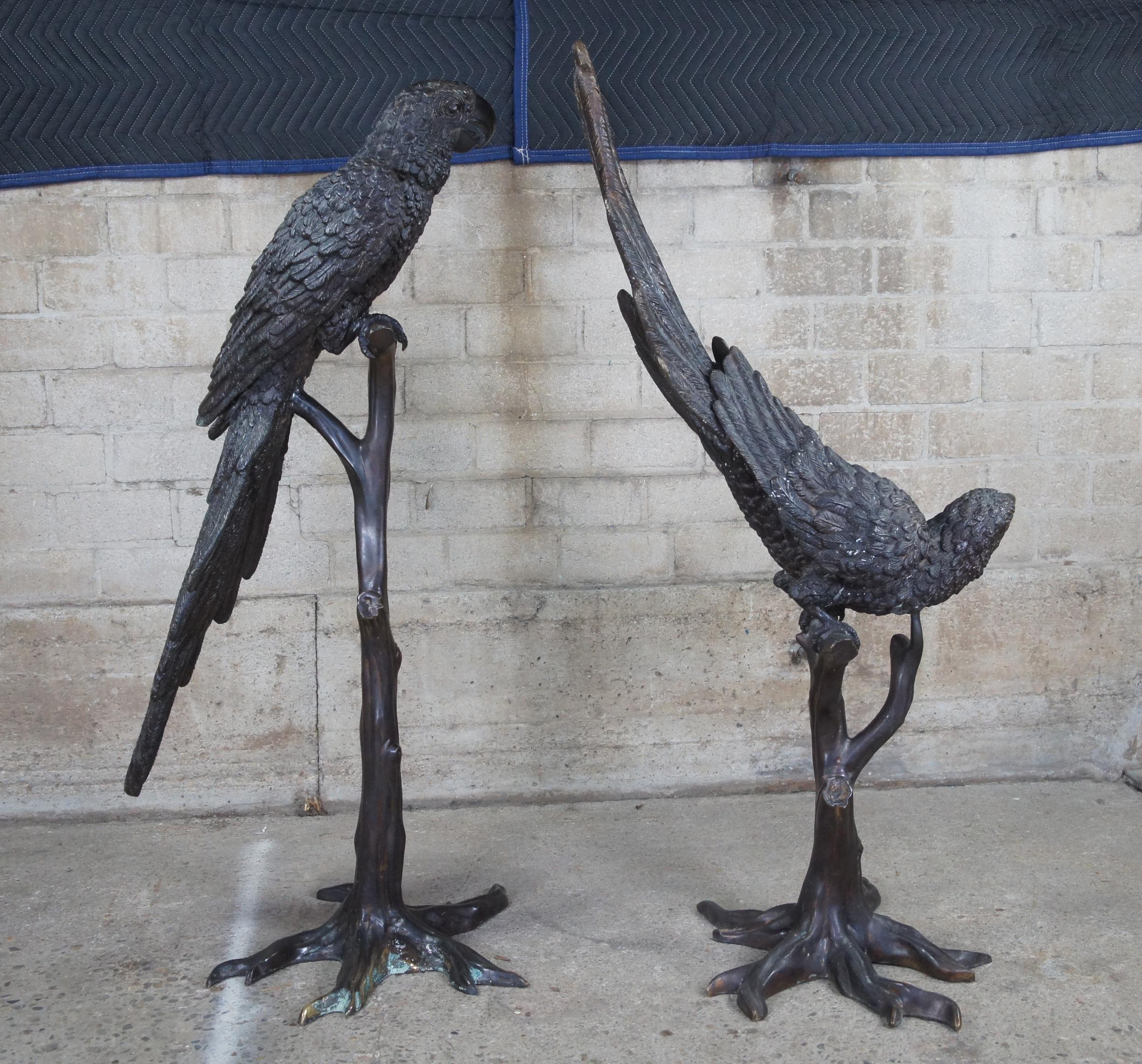 Pareja de esculturas de loros franceses Art Decó en bronce a tamaño natural Camille 55 principios del siglo XX en venta