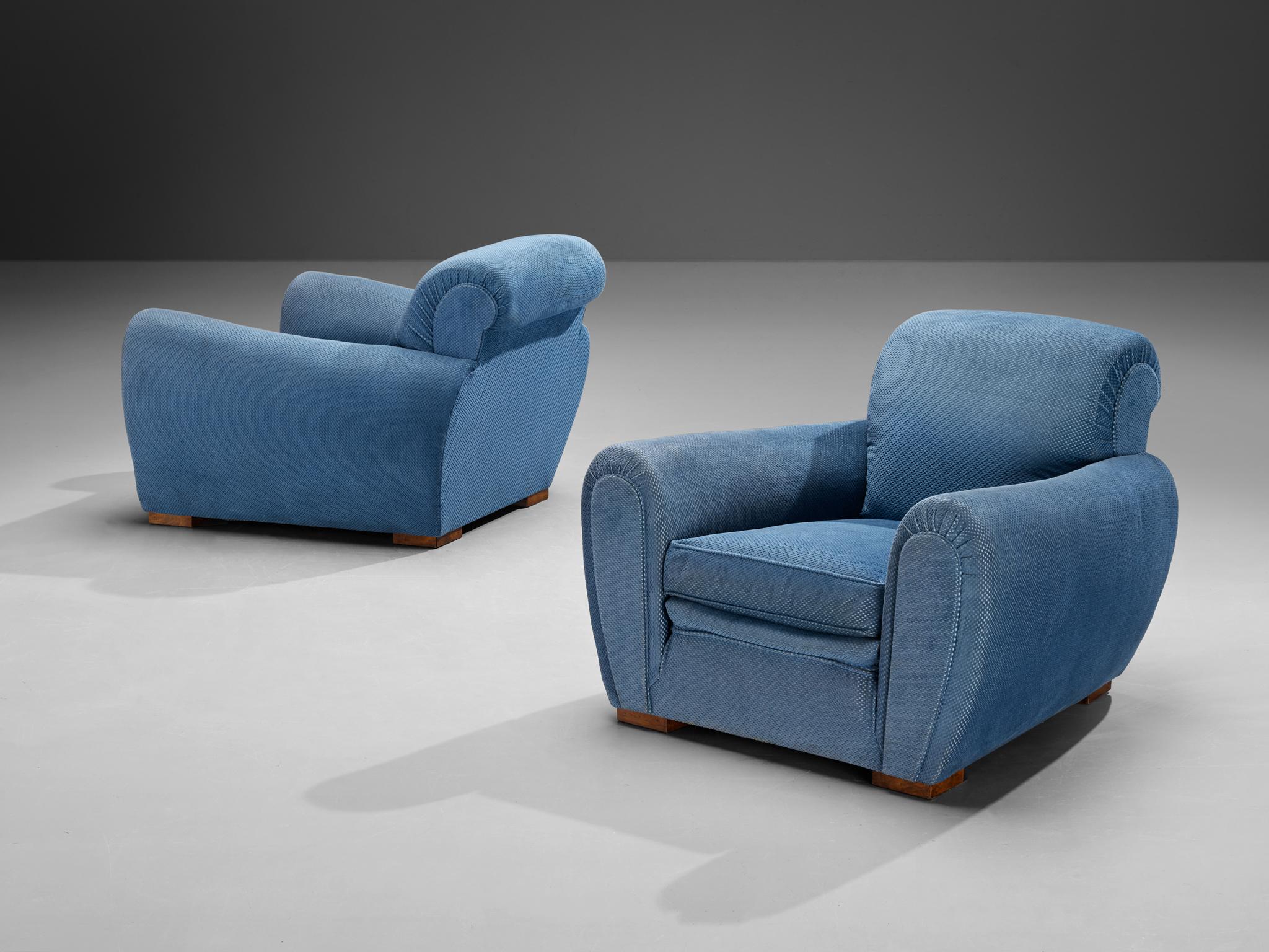 Pareja de tumbonas, tela, madera, Francia, años 30

Este elegante par de sillas club muestra un diseño basado en líneas limpias, realzadas con bordes redondeados y suaves. Tapizadas en un suave tejido azul, estas sillas desprenden un encanto