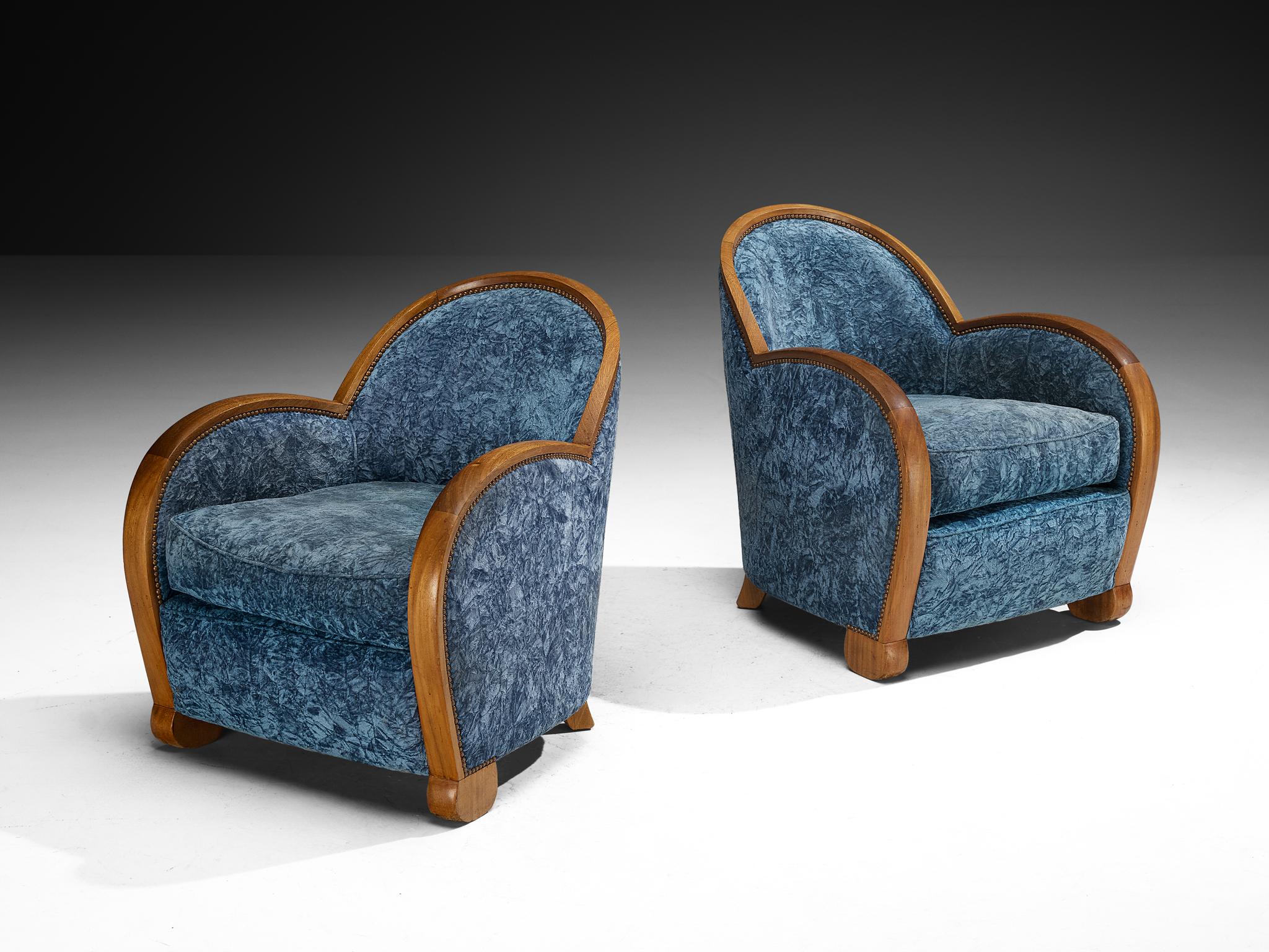 Coppia di sedie da salotto, noce, tessuto, Francia, anni '30

Queste eleganti poltrone catturano l'essenza del design Art Déco francese degli anni '30. Realizzate con una solida struttura in noce, le loro curve aggraziate mettono in risalto i toni