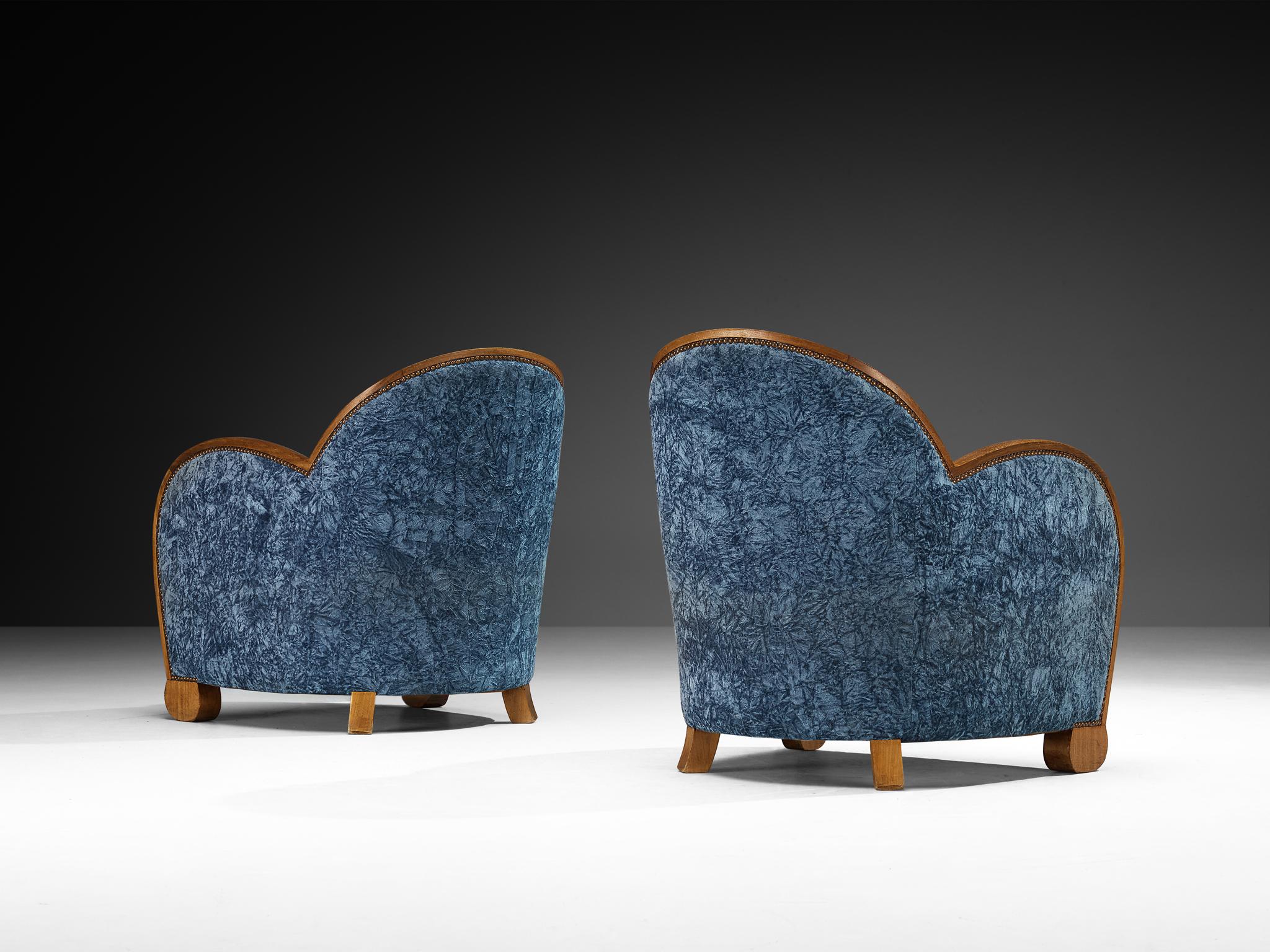 Francese Coppia di sedie da salotto francesi Art Déco in noce e tappezzeria blu in vendita