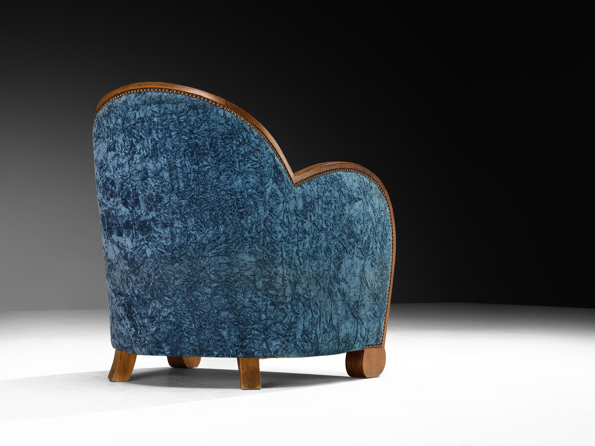 Coppia di sedie da salotto francesi Art Déco in noce e tappezzeria blu in vendita 1