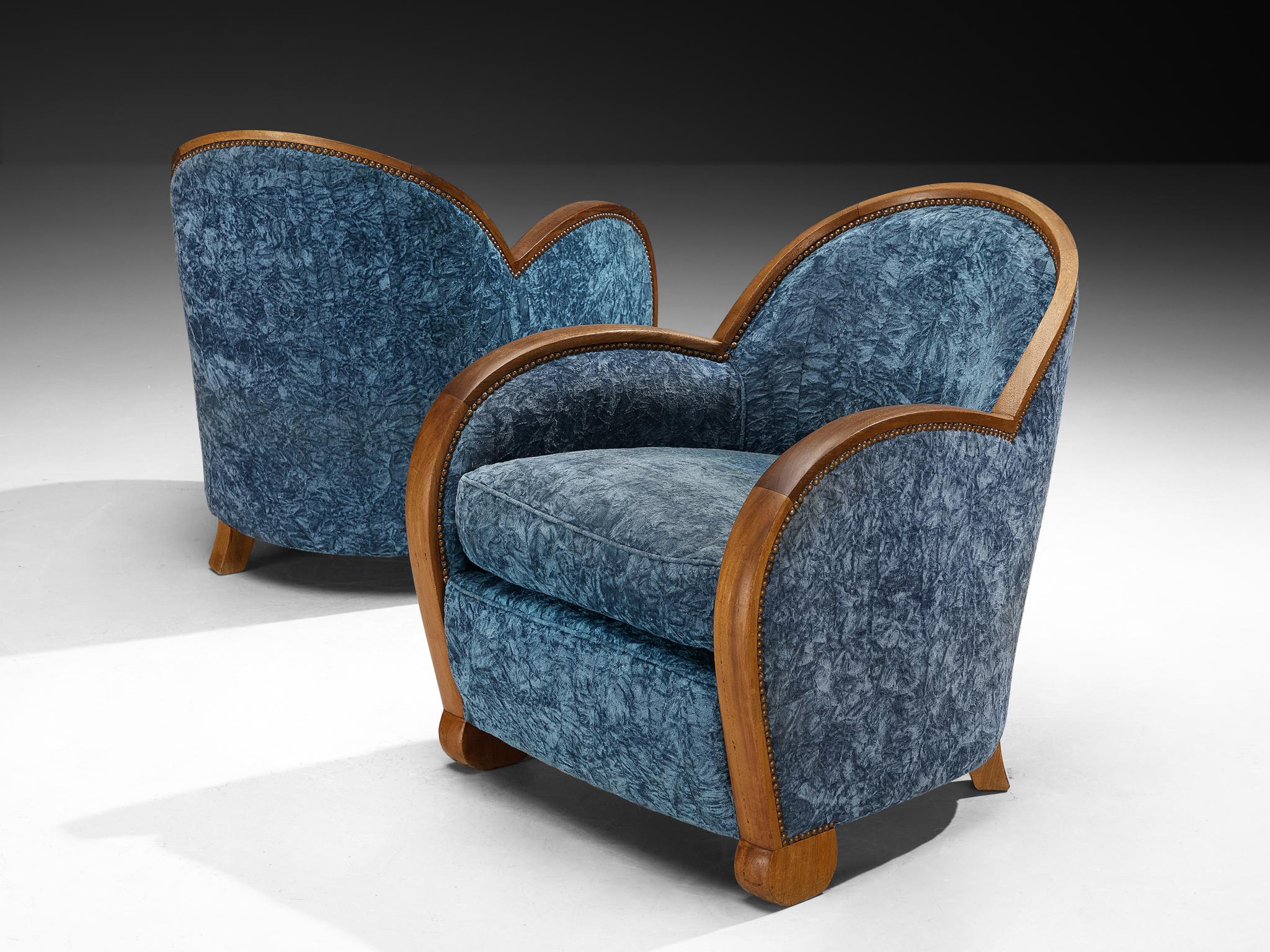 Coppia di sedie da salotto francesi Art Déco in noce e tappezzeria blu in vendita 3