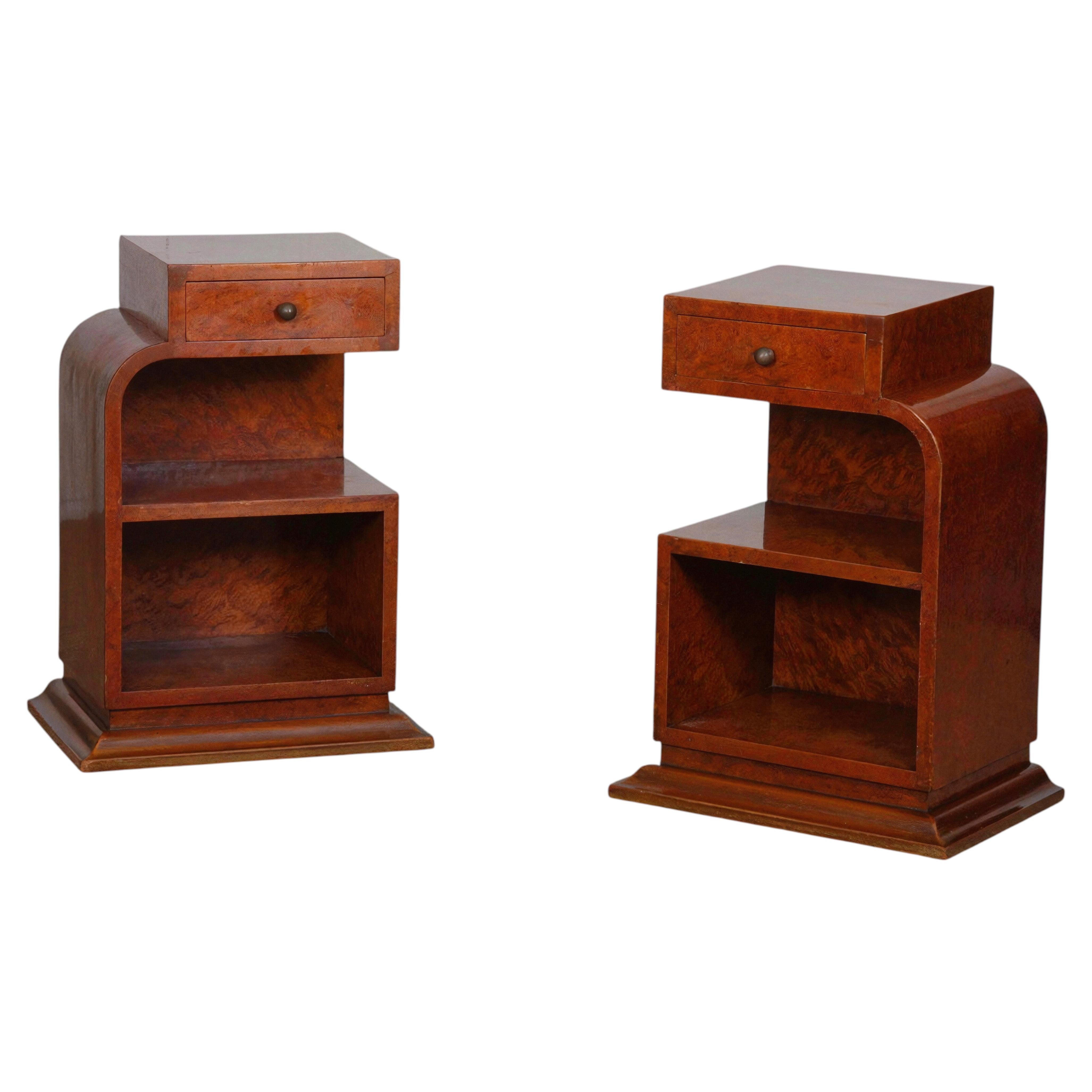 Paire de tables de chevet Art déco françaises, en bois de loupe, aux lignes courbes, années 1930 en vente