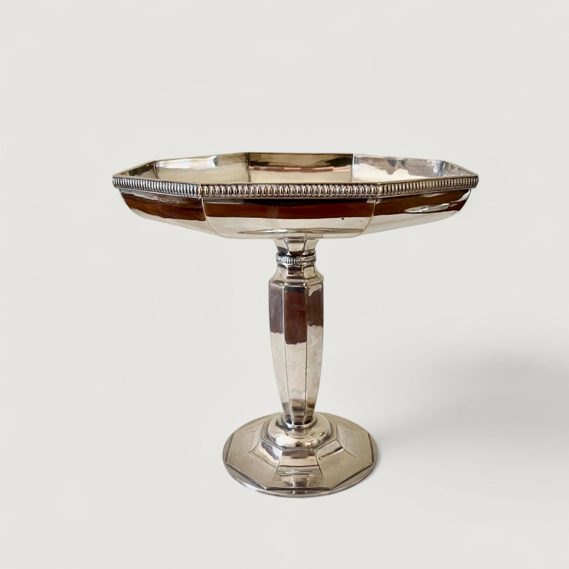 Paire de coupes octogonales sur piédestaux circulaires en métal argenté Art déco français  La tige du balustre a des côtés coupés

 Provenance : Marc Hispard et Brigitte Langevin-Hispard Collection Collectional Paris
