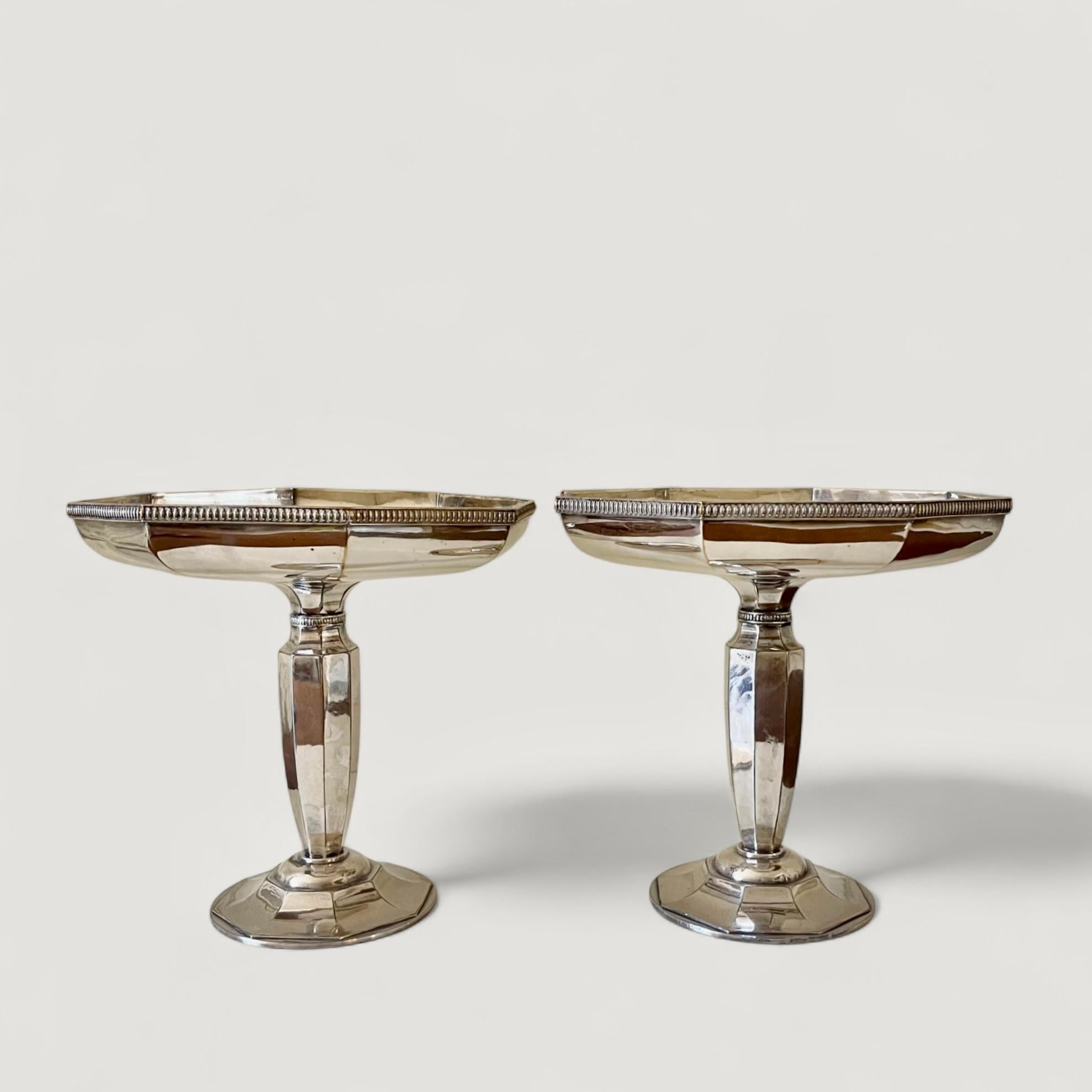 Français Paire de plats à piédestal octogonaux en métal argenté Art Déco français en vente