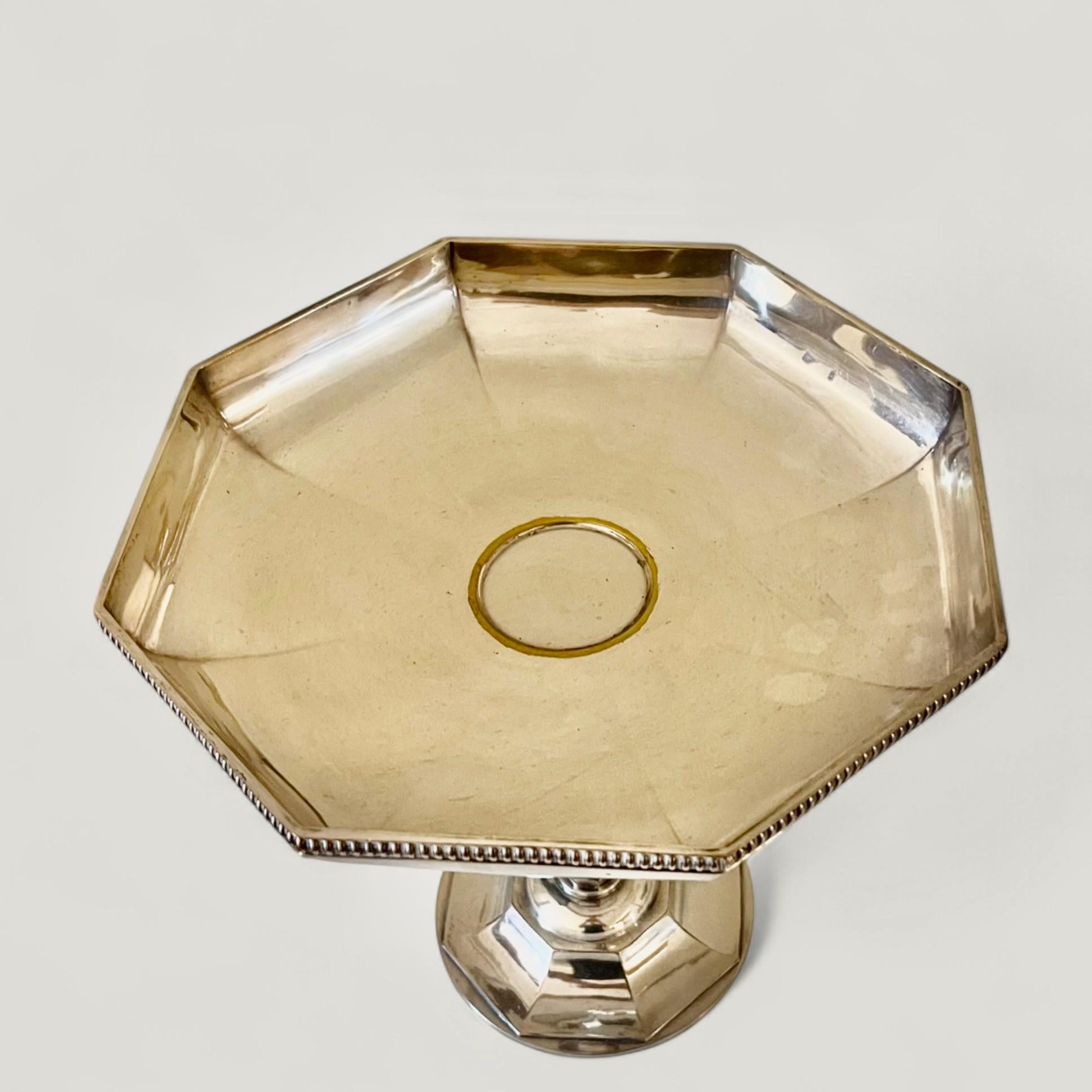 Paire de plats à piédestal octogonaux en métal argenté Art Déco français Bon état - En vente à CA, CA