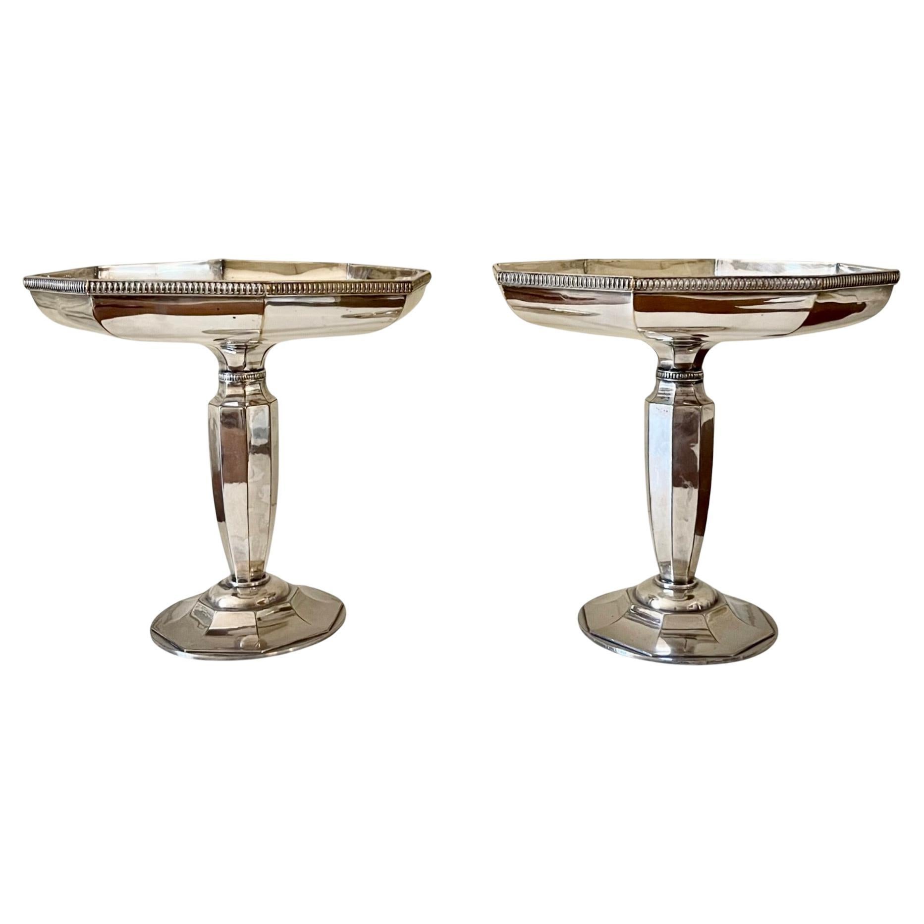 Paire de plats à piédestal octogonaux en métal argenté Art Déco français en vente