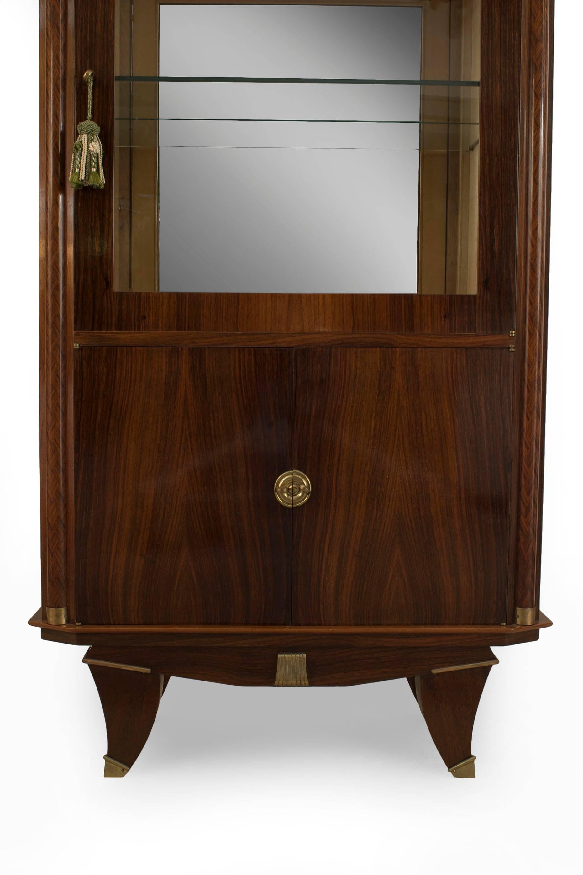 Vetrina Art Deco francese in legno di palissandro con un'anta in vetro sopra una coppia di ante con finiture in bronzo e fianchi a colonna intarsiati geometrici
