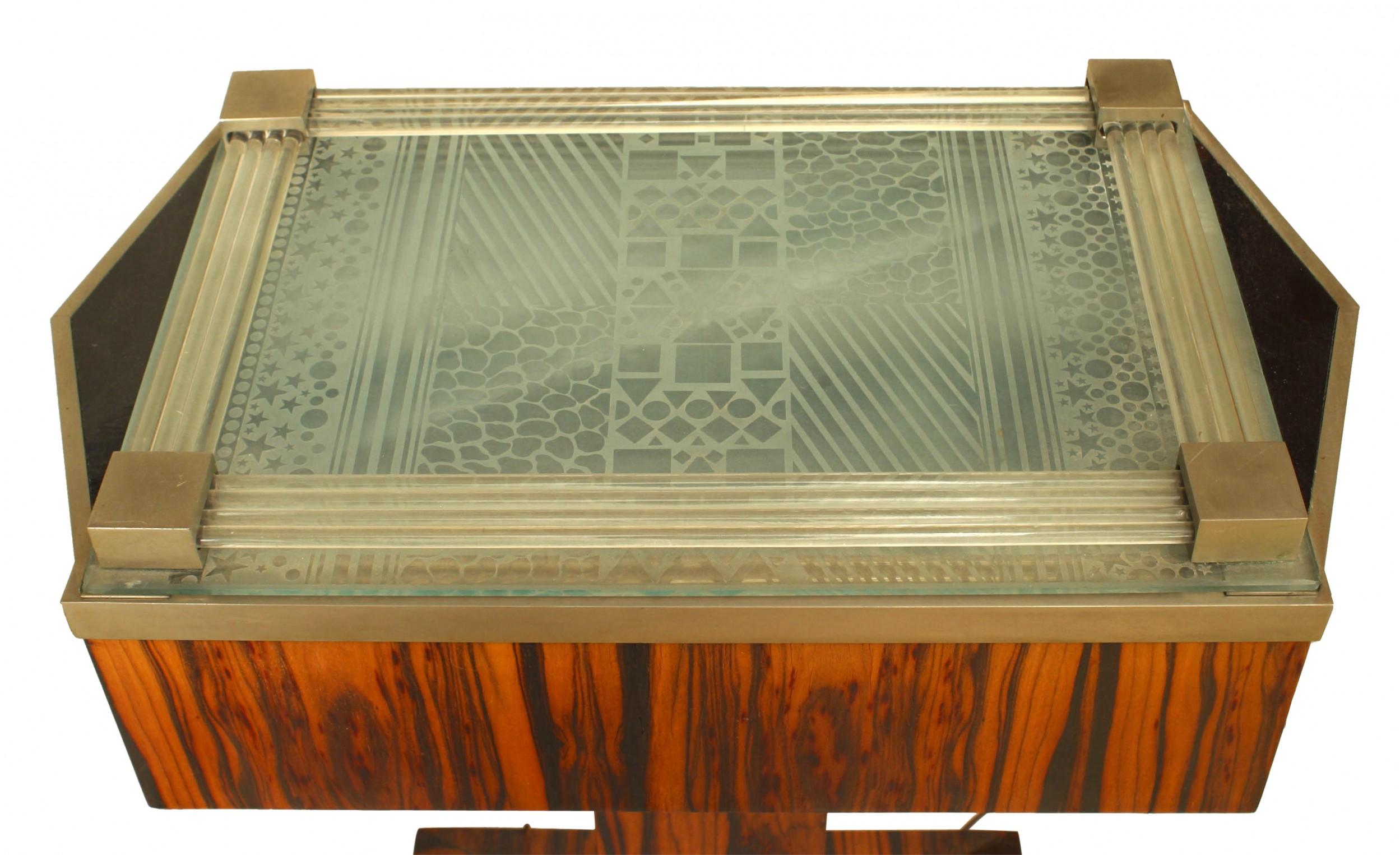 Mesa auxiliar rectangular francesa Art Decó con base de pedestal de madera de palisandro y tapa iluminada de cristal grabado geométrico con borde de varillas de cristal