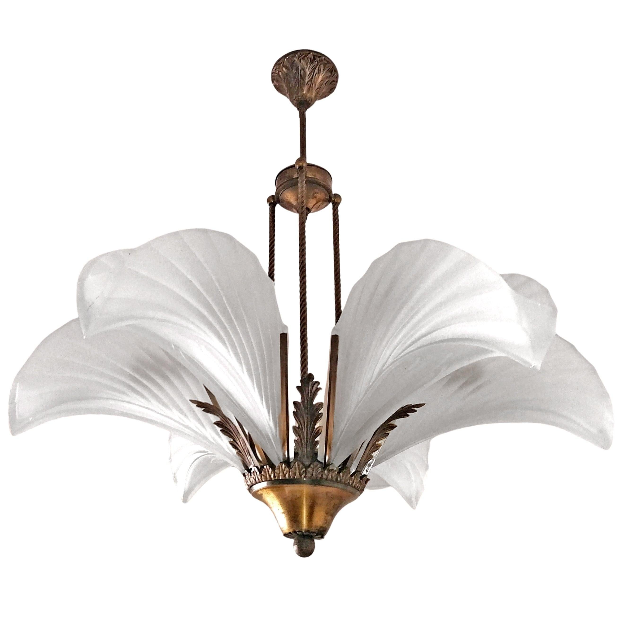 French Art Deco Palm Tree Feather Chandelier in Frosted Glass & Gilt Brass In Good Condition In Coimbra, PT