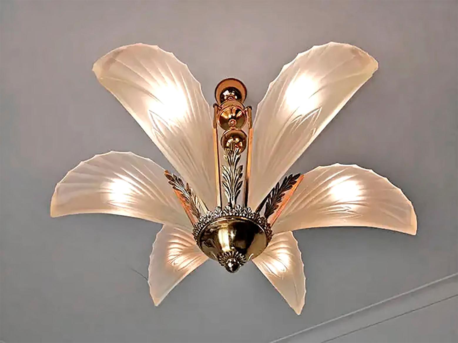 French Art Deco Palm Tree Feather Chandelier in Frosted Glass & Gilt Brass 1