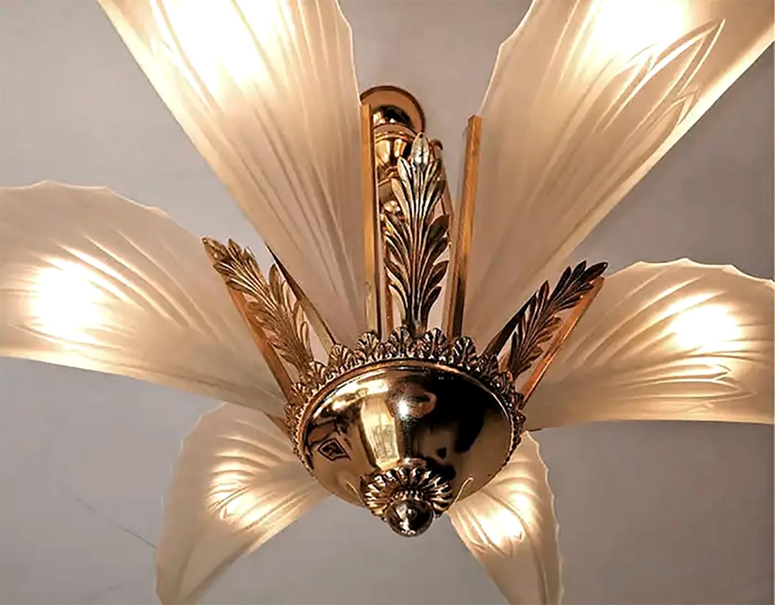 French Art Deco Palm Tree Feather Chandelier in Frosted Glass & Gilt Brass 2