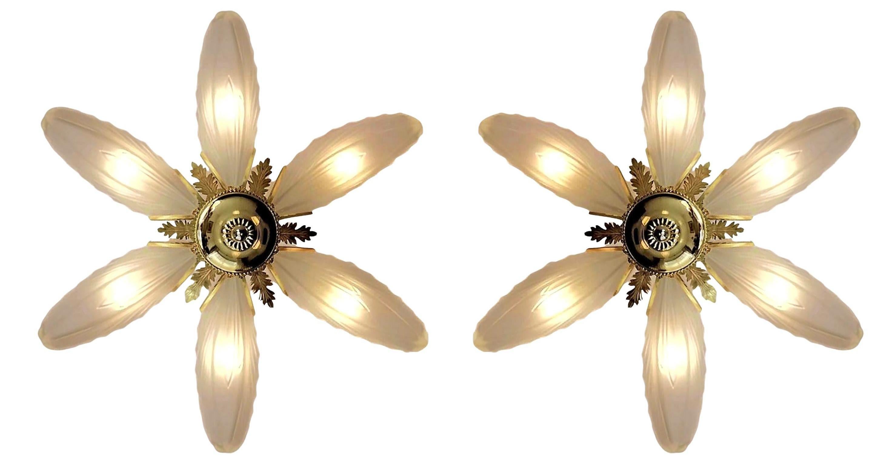 Pair of French Art Deco Palm Tree Feather Chandelier, Frosted Glass & Gilt (PPU) In Good Condition In Coimbra, PT