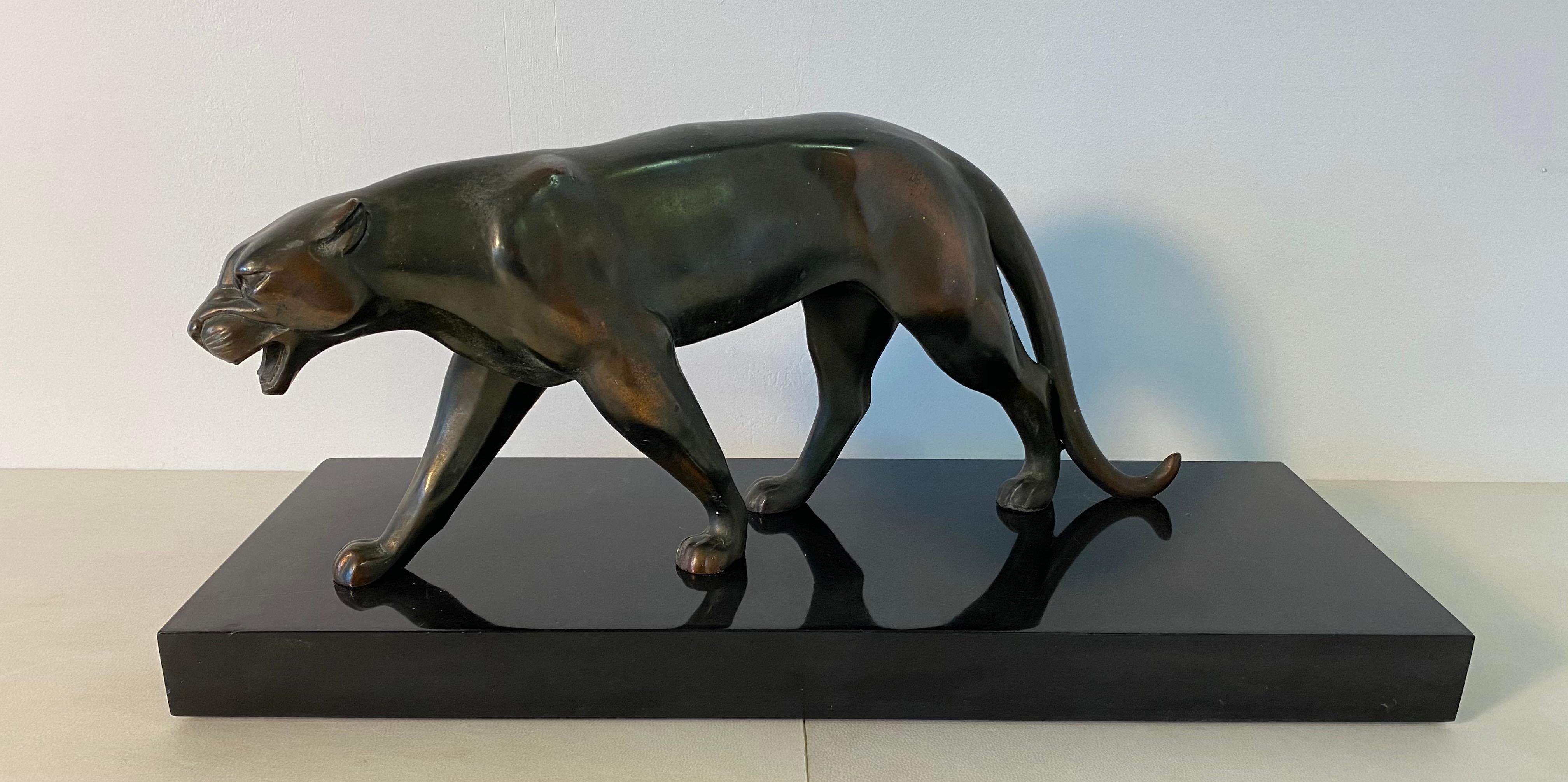 French panther from the 1930s in spelter on a black marble base with original patina.
Unsigned.