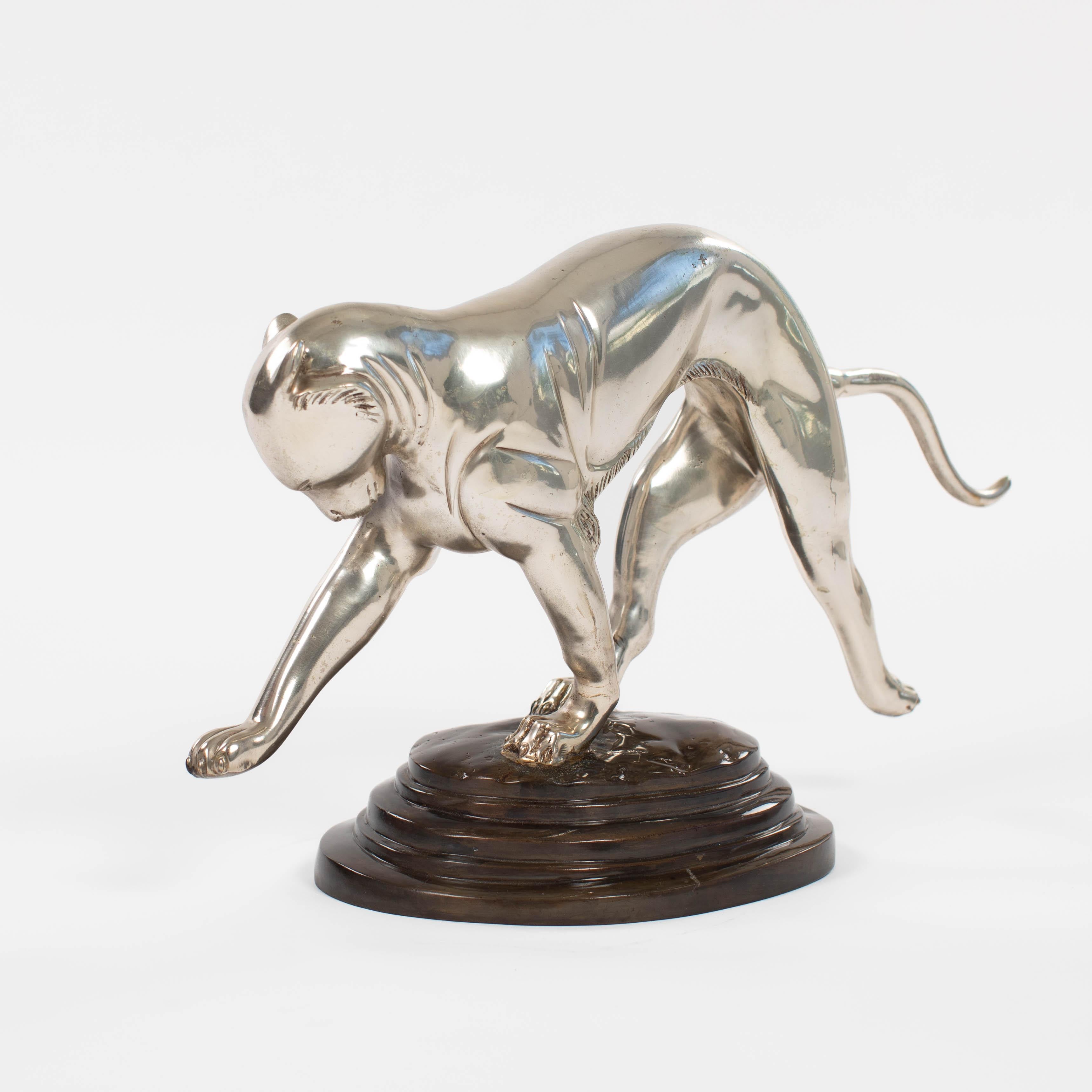 Französische Art Déco Panther-Skulptur in dynamischer Bewegung Bronzeguss versilbert 1920er Jahre (Bronziert) im Angebot
