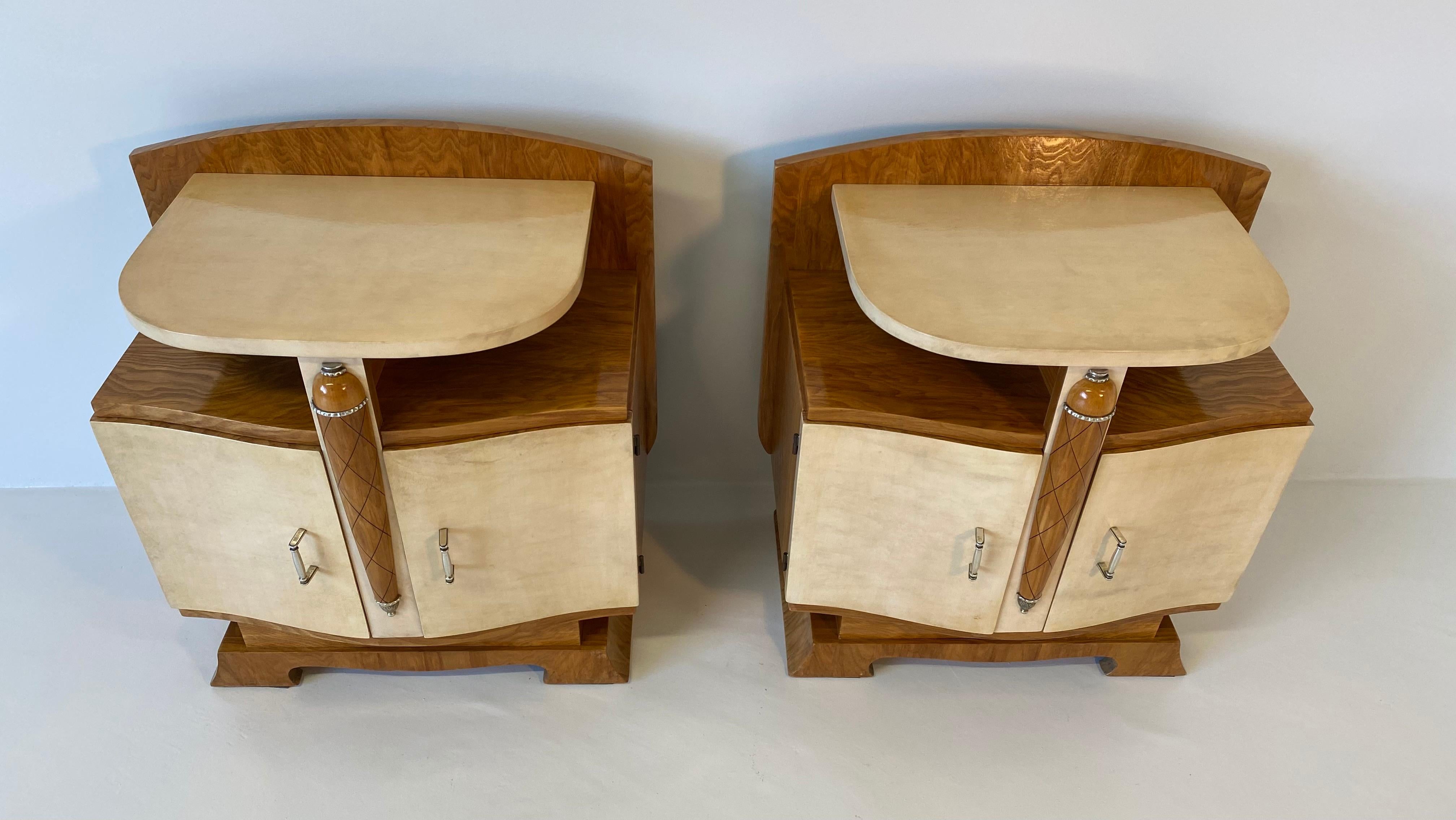 These elegant bedside tables were made in France in the 1930s.
They are covered with fine parchment and rare ash wood while the central column is in inlaid solid wood.
The handles and details are in metal.
Completely restored.