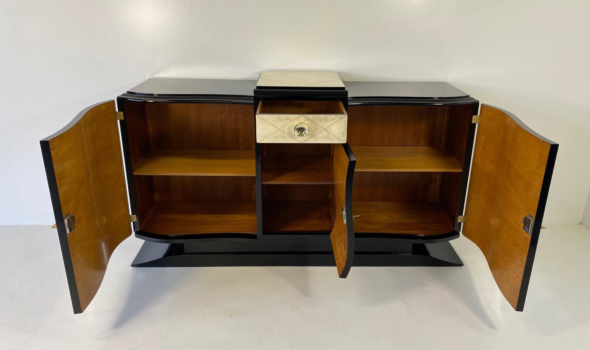 French Art Deco Parchment and Black Lacquer Sideboard, 1930s For Sale 5