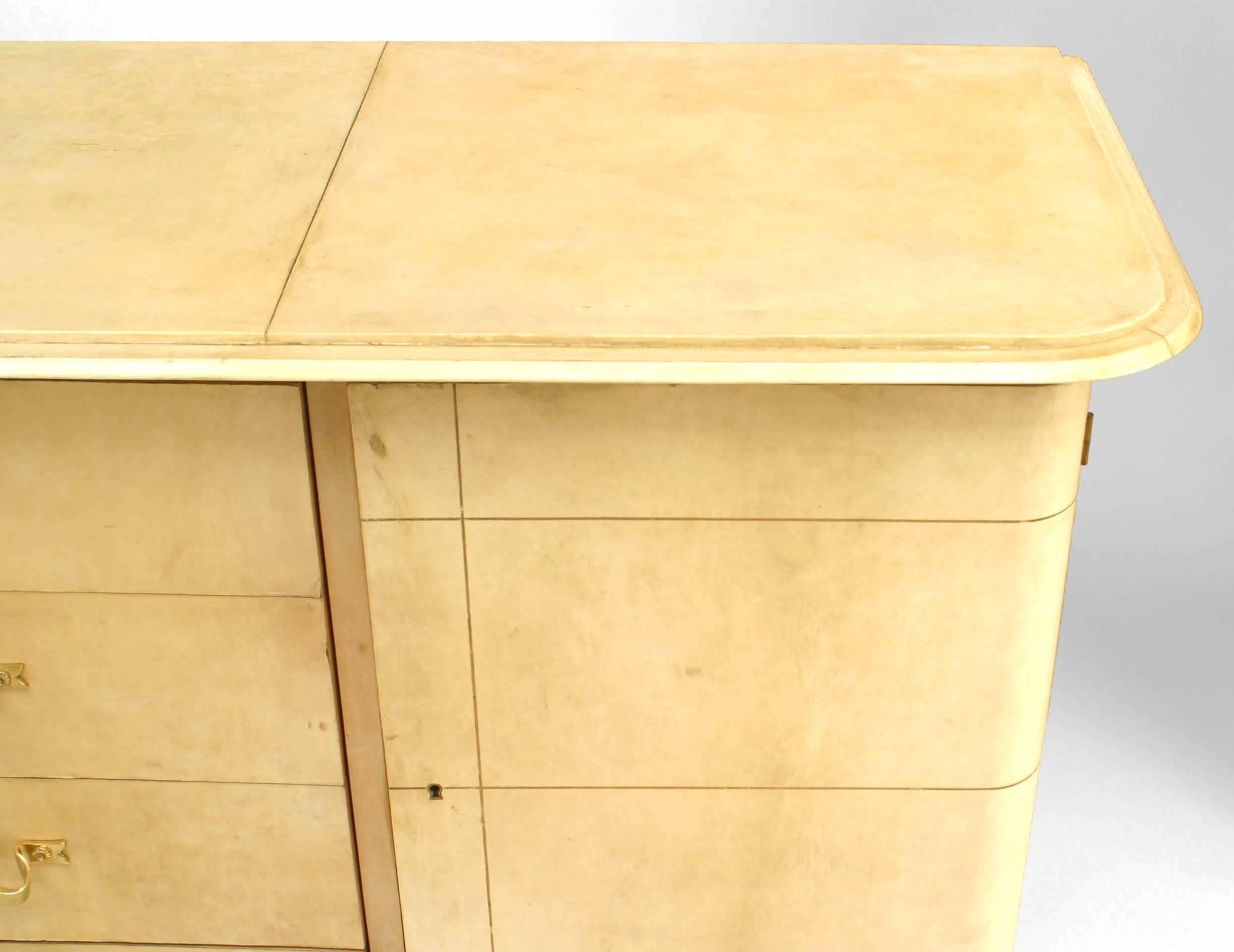Credenza in pergamena francese di metà secolo di Jacques Adnet In condizioni buone in vendita a Queens, NY