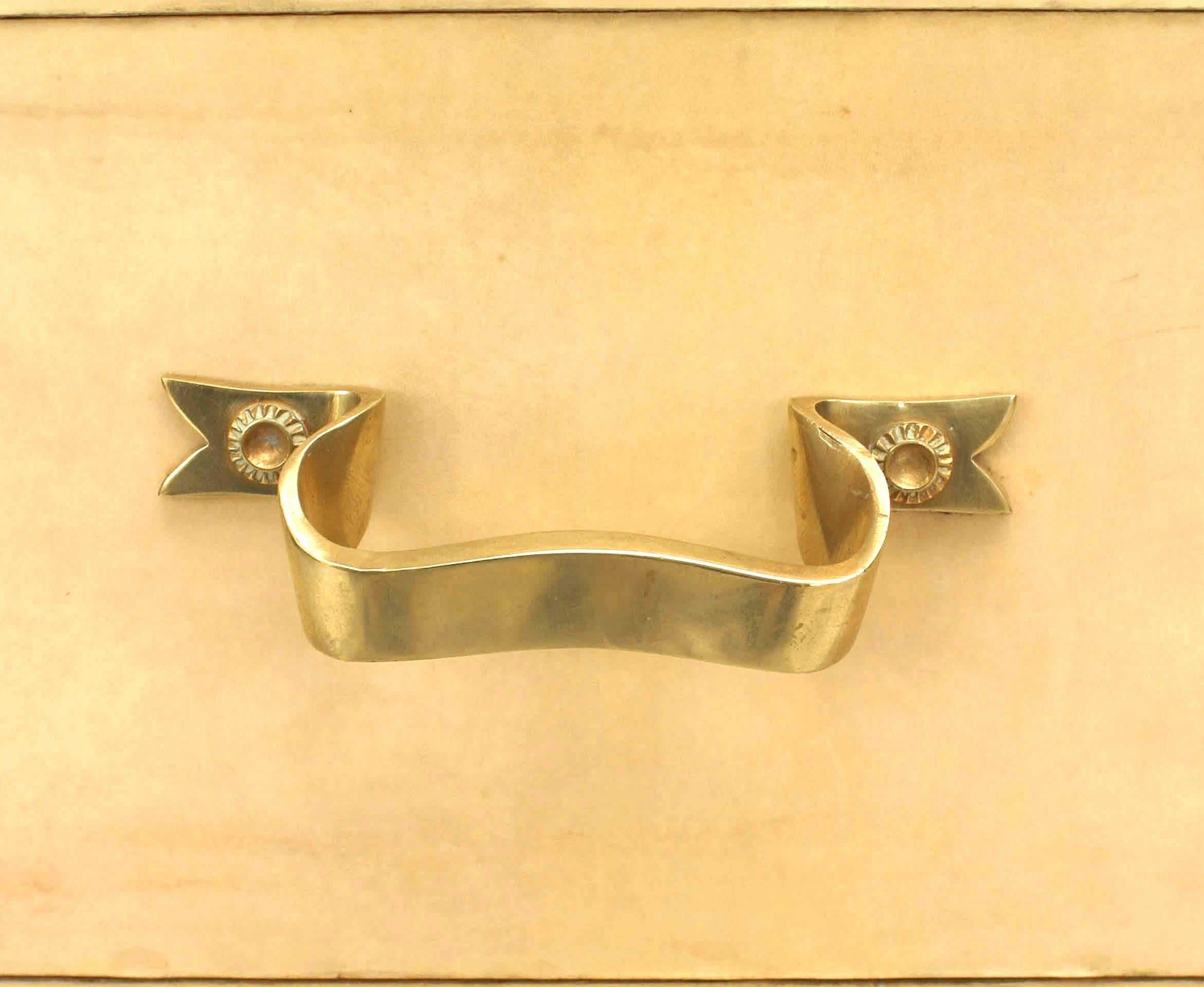Pergamena Credenza in pergamena francese di metà secolo di Jacques Adnet in vendita