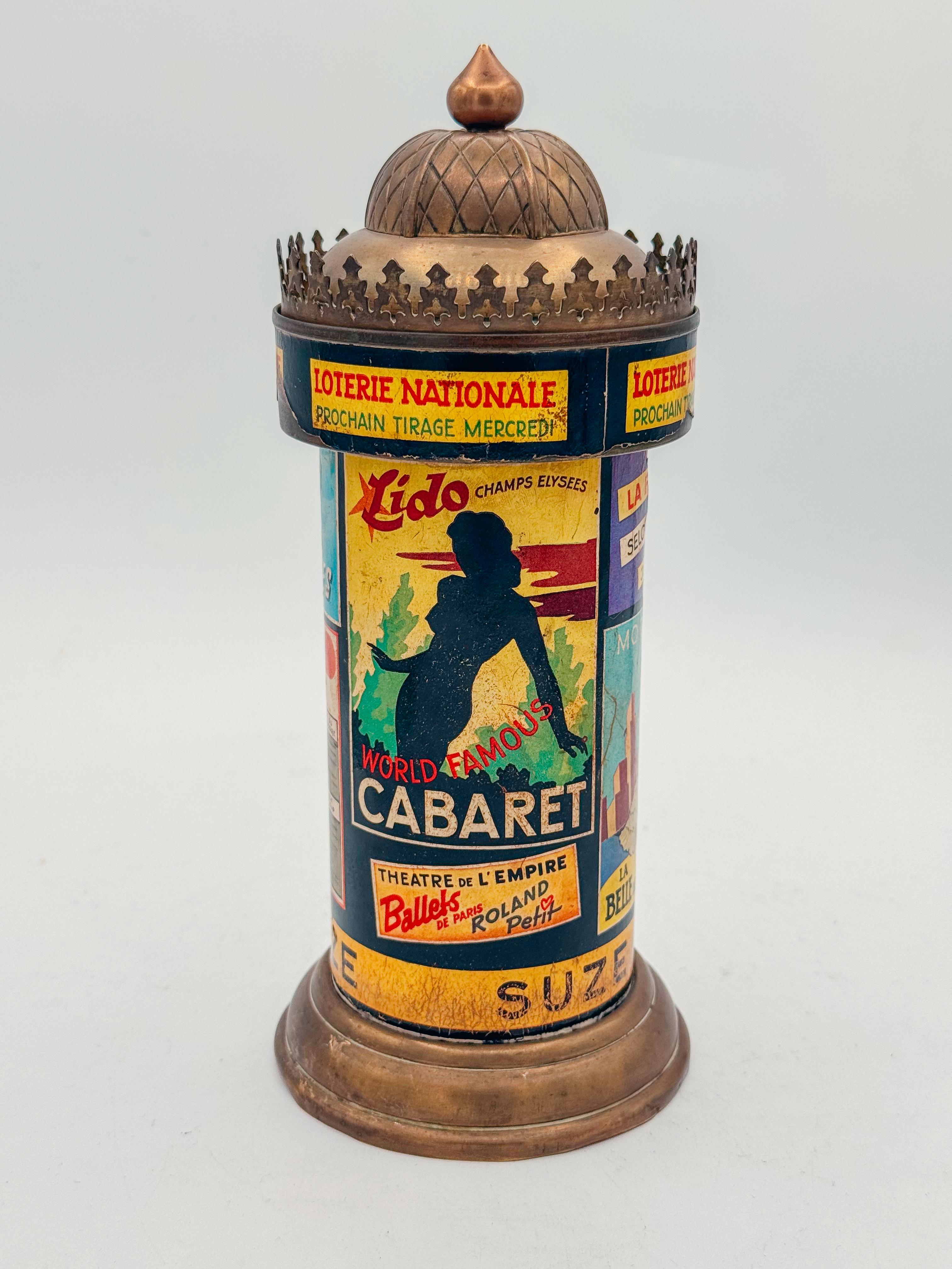 Rare et magnifique distributeur de cigarettes mécanique français Art Deco des années 1930, conçu sous la forme d'un kiosque emblématique de la rue parisienne. Ce remarquable meuble de bureau évoque l'esprit du Paris du début du XXe siècle, avec ses