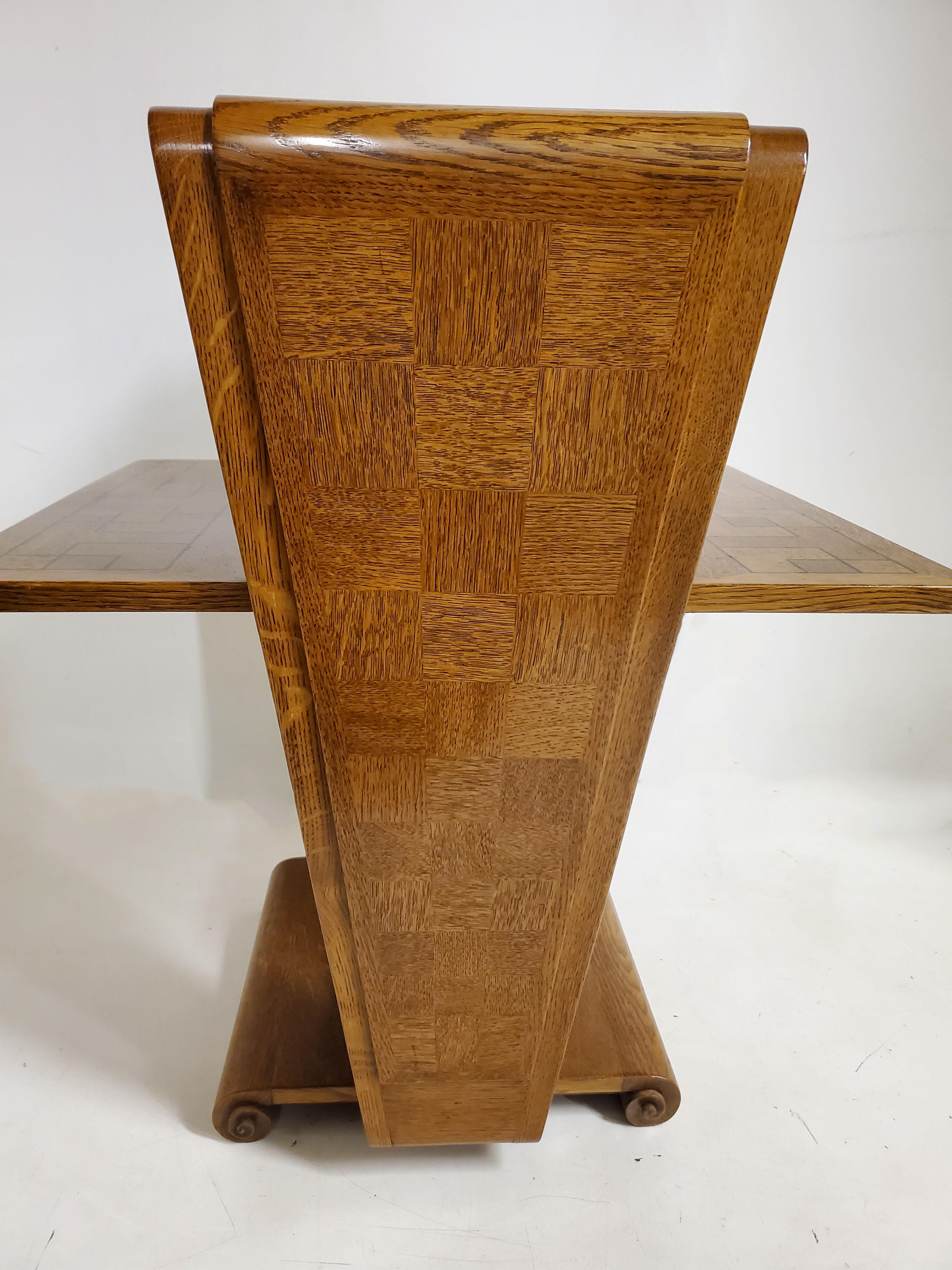 Beistelltisch/ Nachttisch A. Sornay aus geflügelter Eiche mit Parkettintarsien im Art déco-Stil (Eichenholz) im Angebot