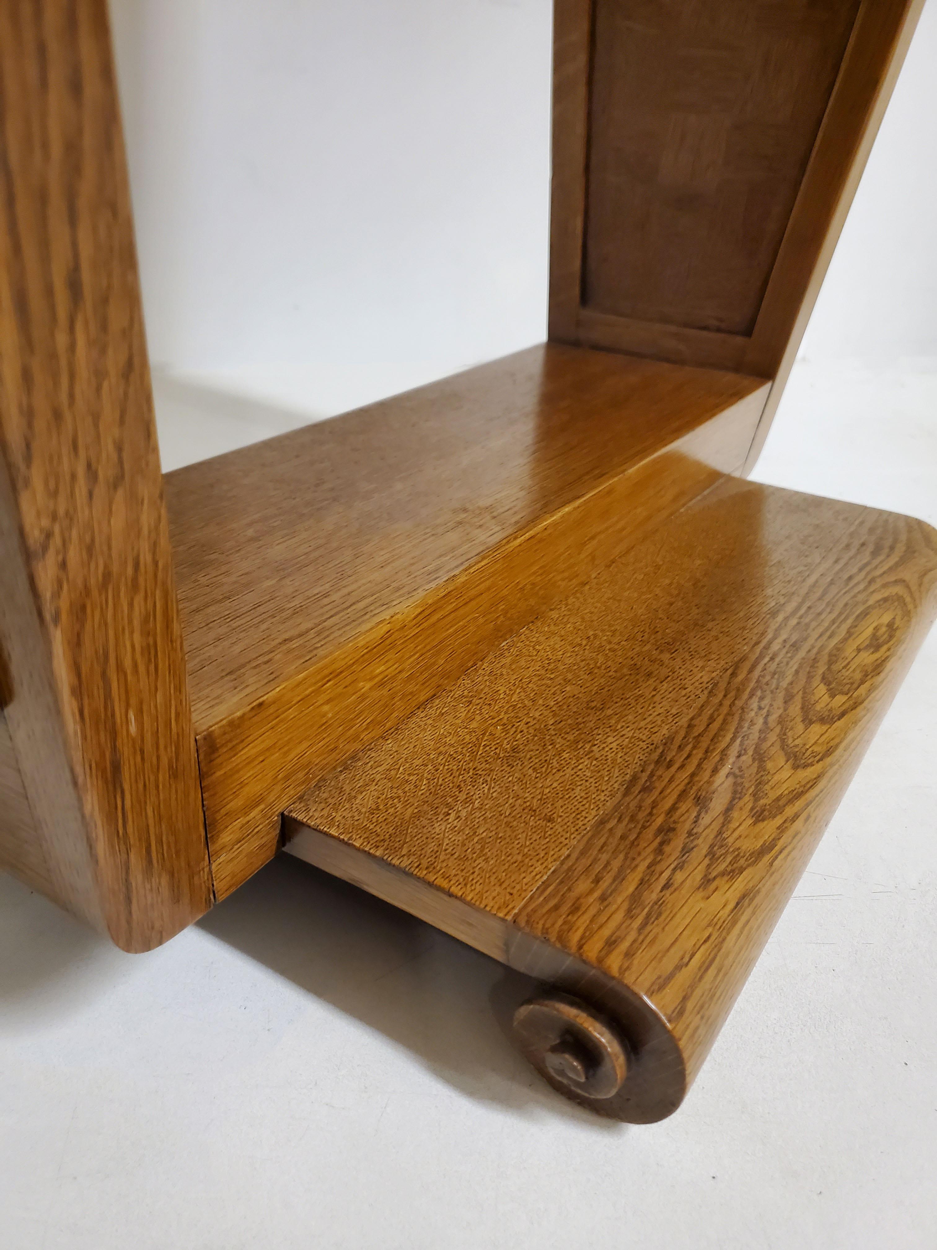 Chêne Table d'appoint/d'extrémité/de chevet ailée en chêne marqueté Art Déco français A. Sornay  en vente