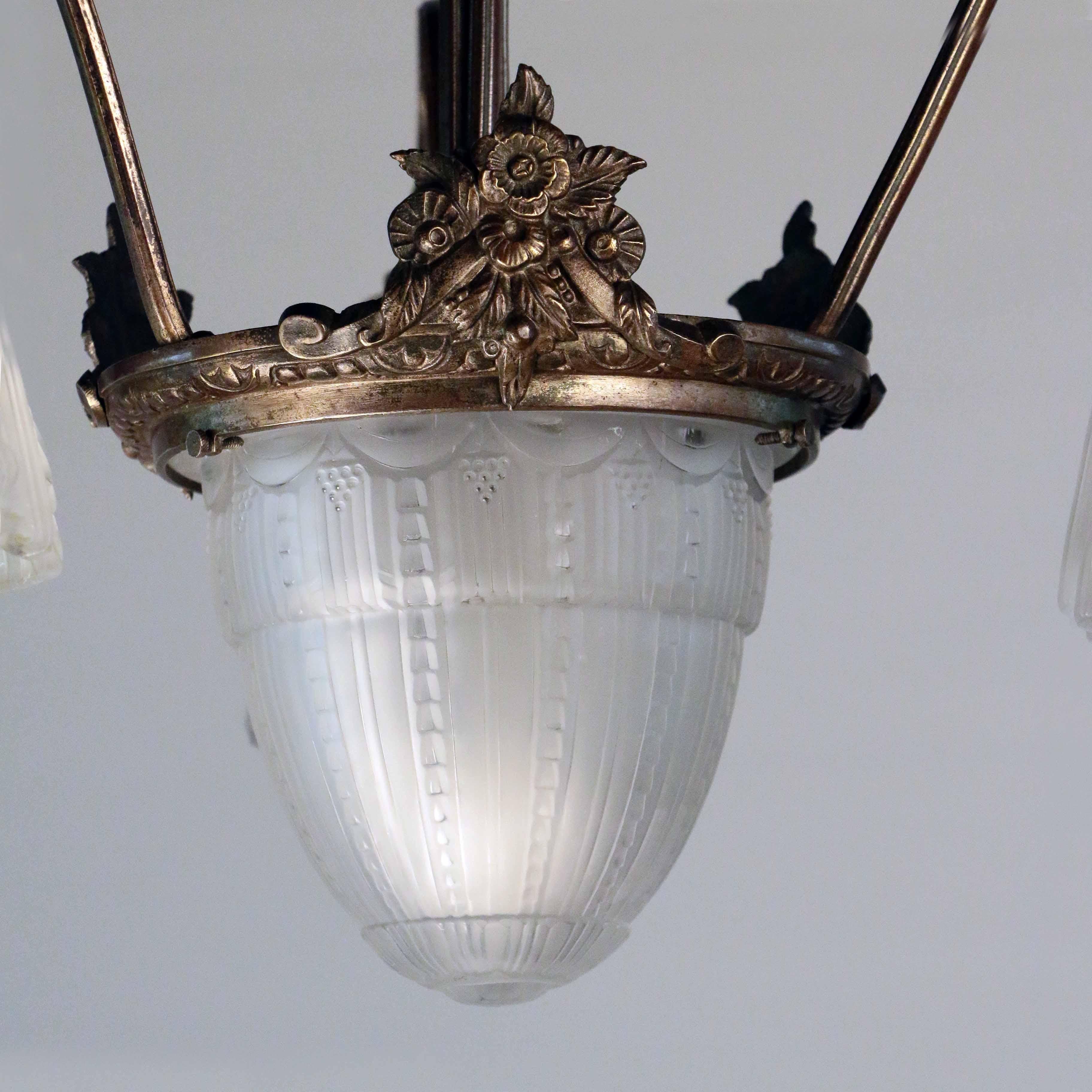 Français Lampe à suspension Art déco française en bronze patiné avec trois abat-jour en verre d'art en vente