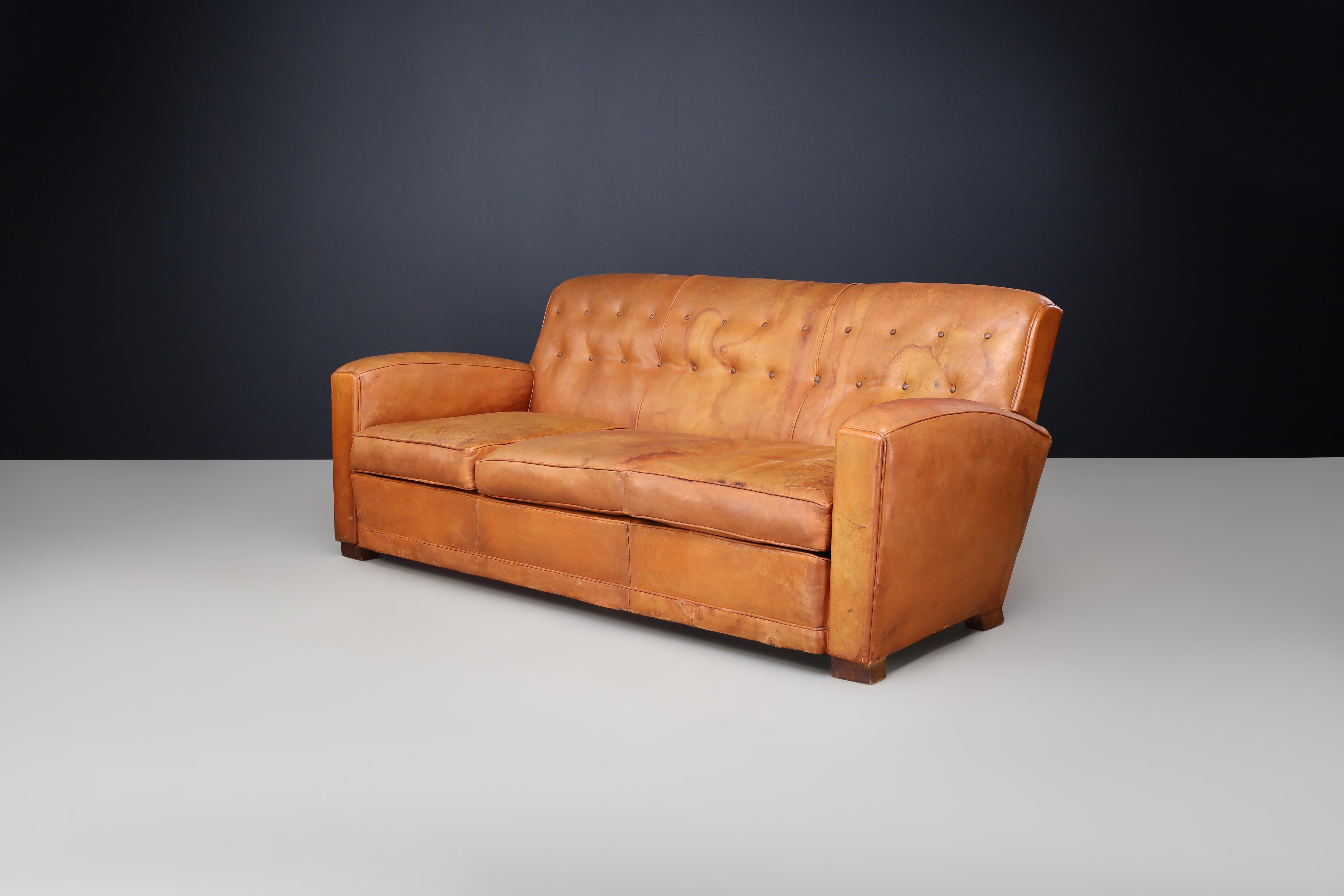 French Art Deco Patinated Leather Lounge Sofa, France, 1930s Bon état - En vente à Almelo, NL