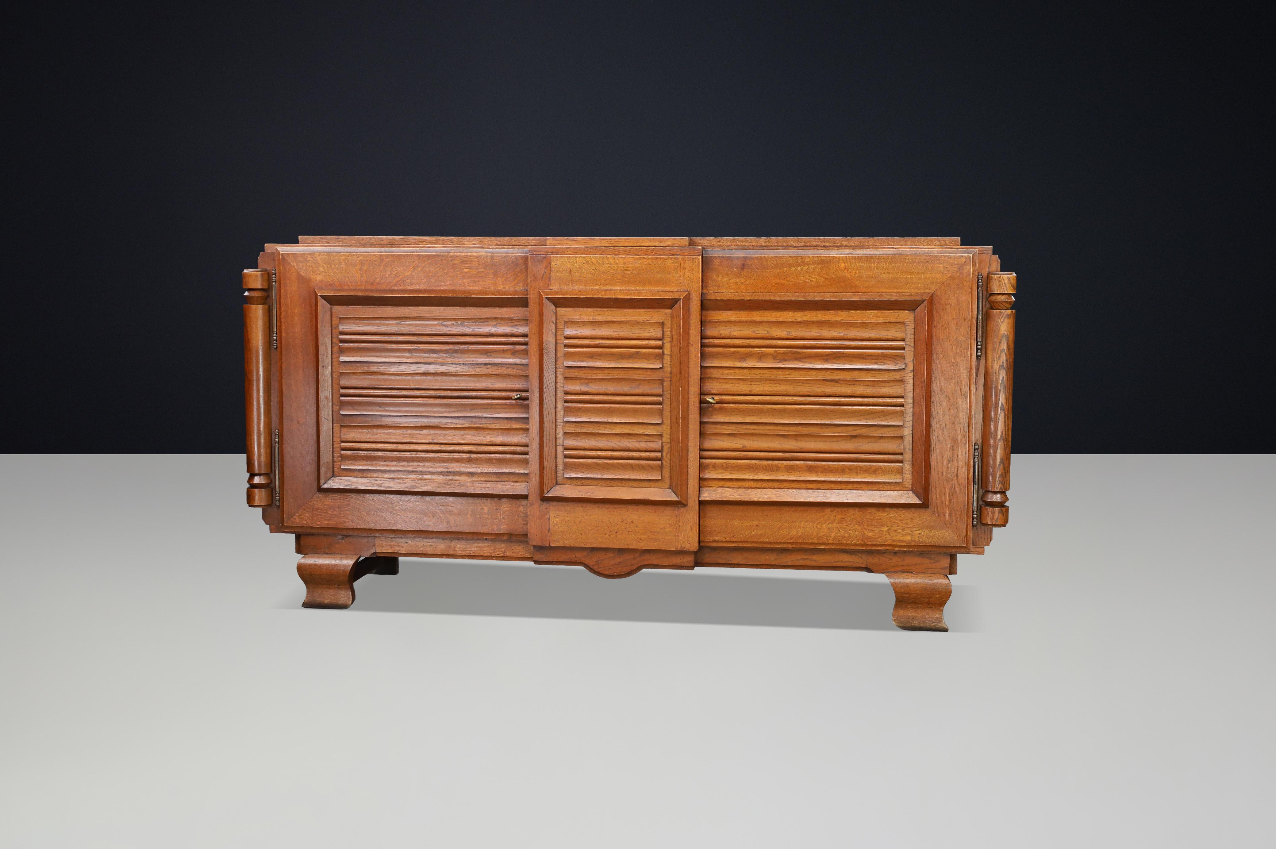 Aparador francés Art Decó de roble patinado con puertas talladas en relieve, años 40 en venta 4