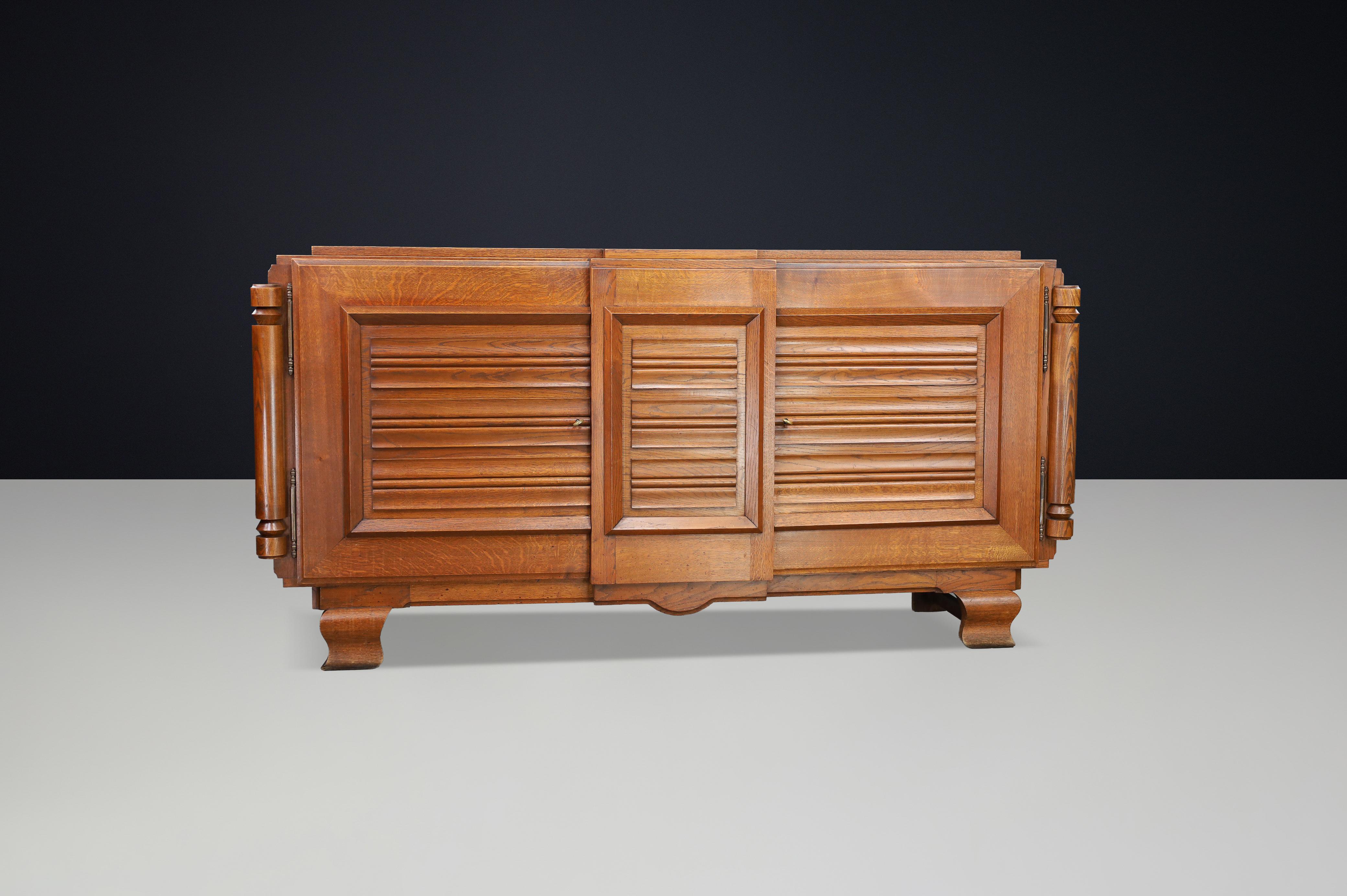 Aparador francés Art Decó de roble patinado con puertas talladas en relieve, años 40 en venta 5