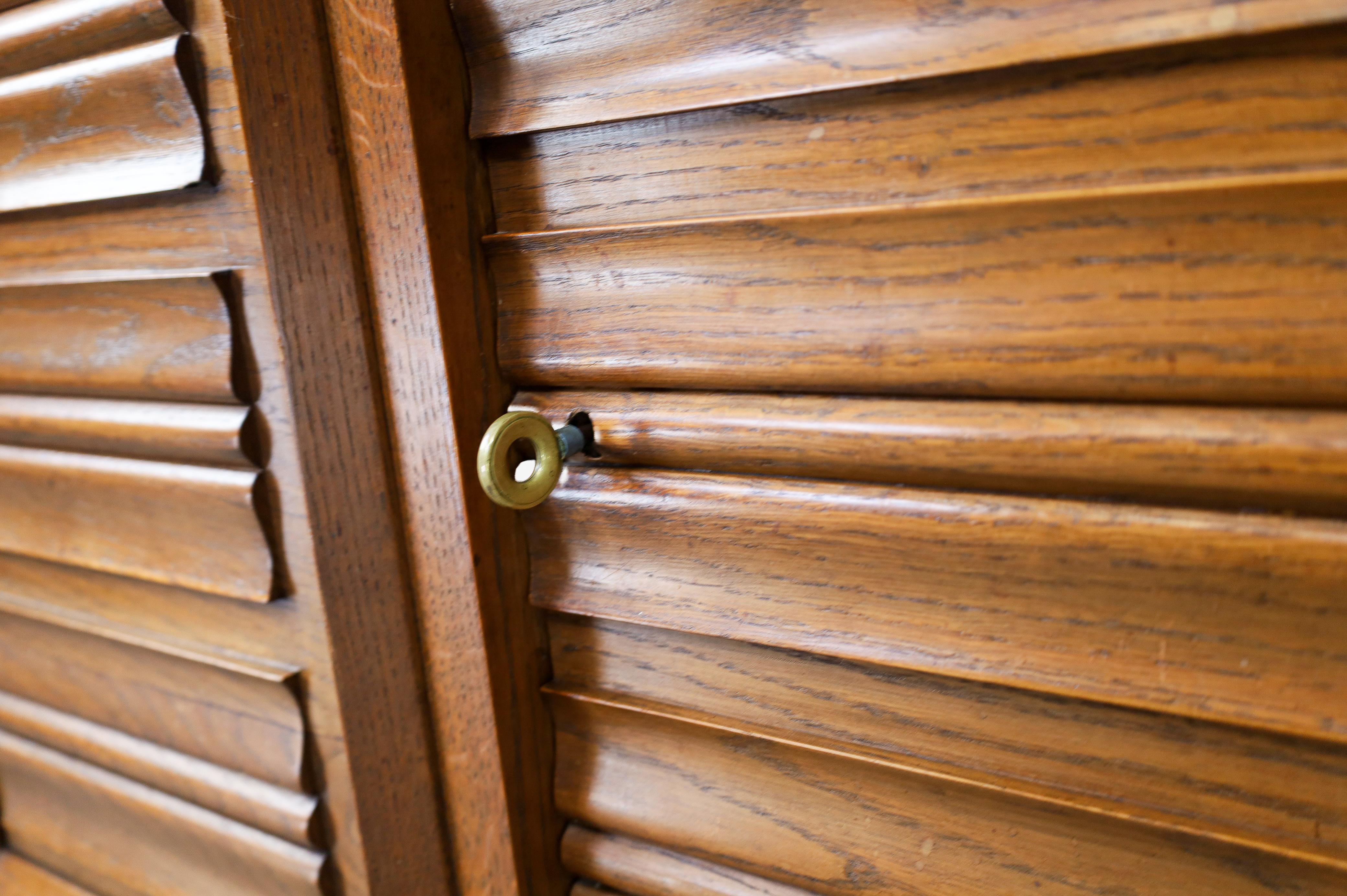Aparador francés Art Decó de roble patinado con puertas talladas en relieve, años 40 en venta 8