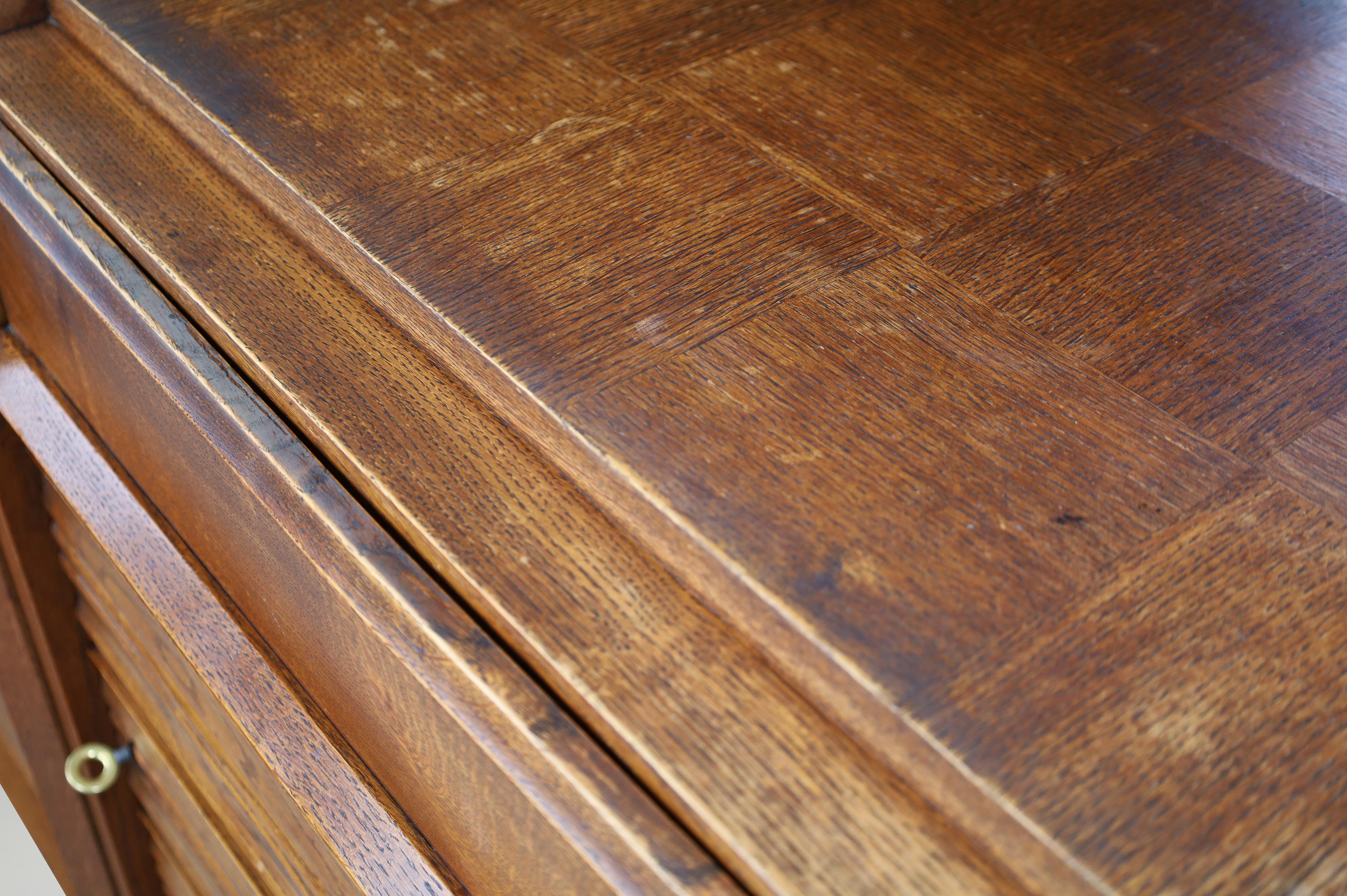 Aparador francés Art Decó de roble patinado con puertas talladas en relieve, años 40 en venta 9