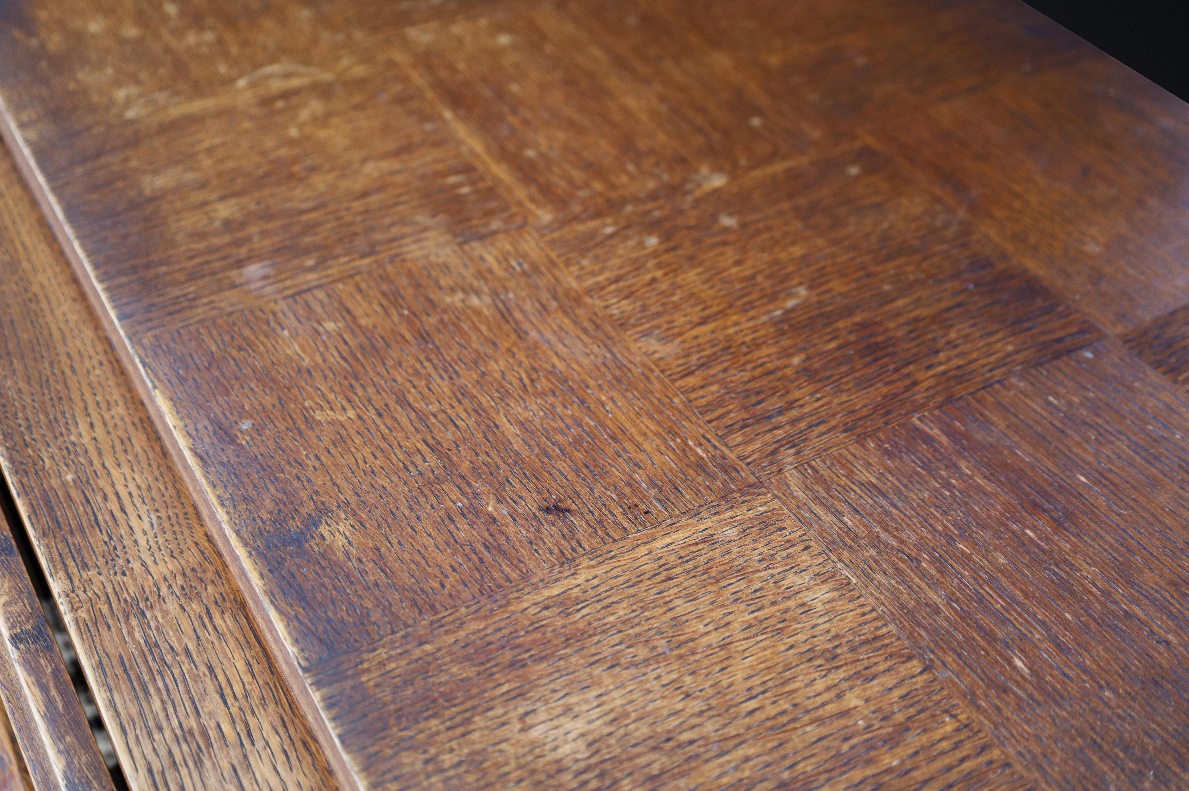 Aparador francés Art Decó de roble patinado con puertas talladas en relieve, años 40 en venta 11