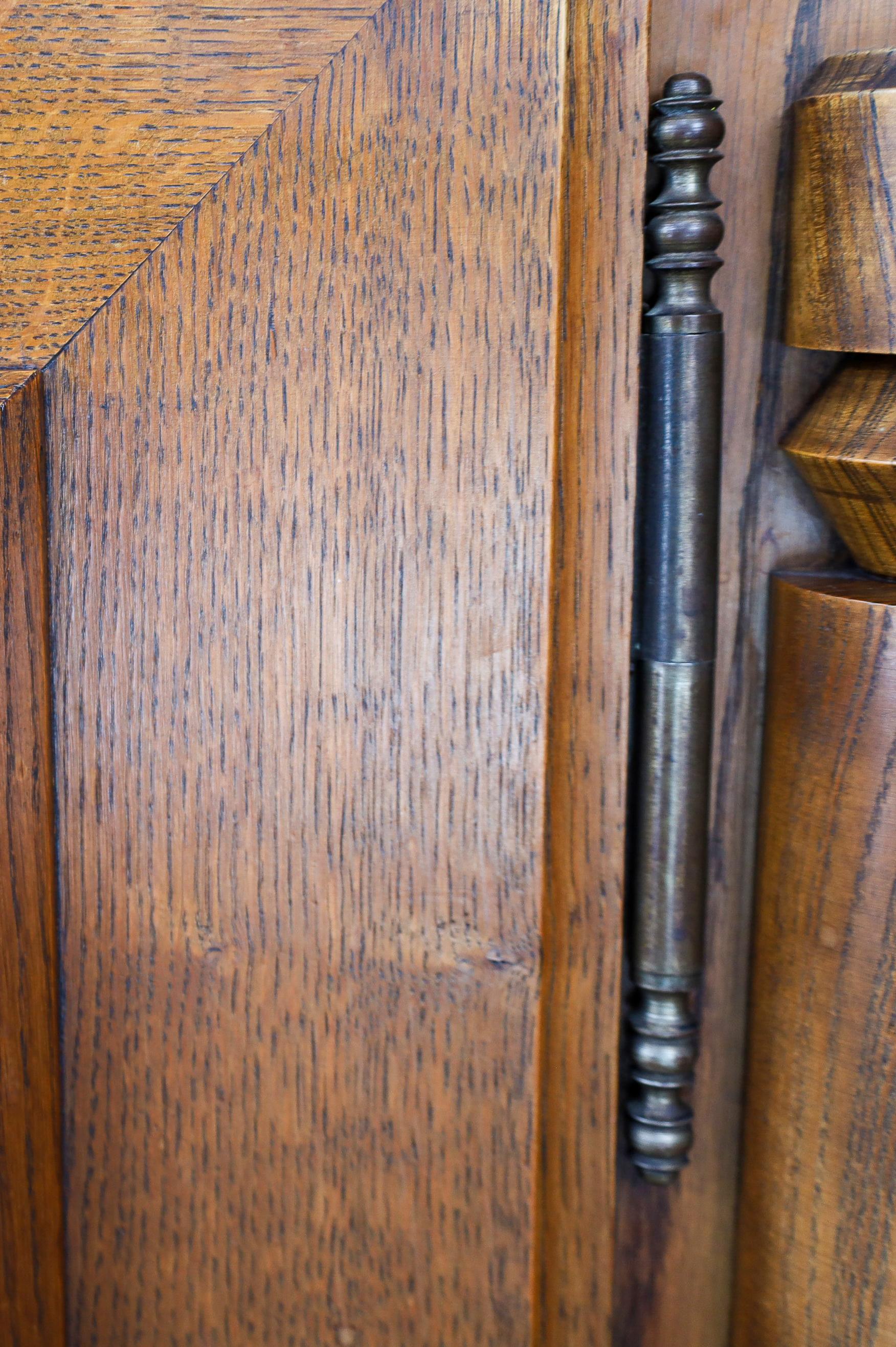 Aparador francés Art Decó de roble patinado con puertas talladas en relieve, años 40 en venta 12