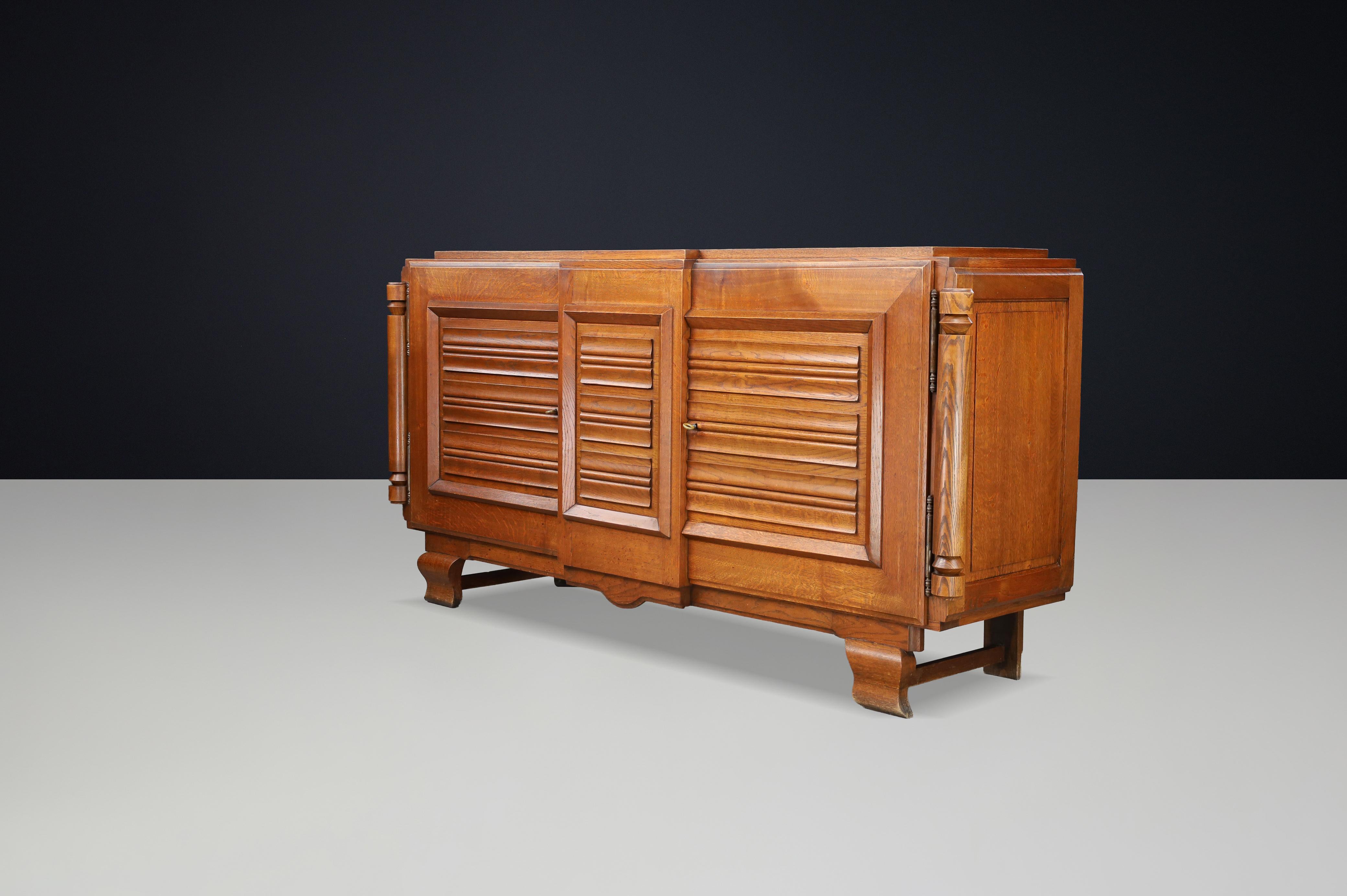 Aparador francés Art Decó de roble patinado con puertas talladas en relieve, años 40 en Bueno estado para la venta en Almelo, NL