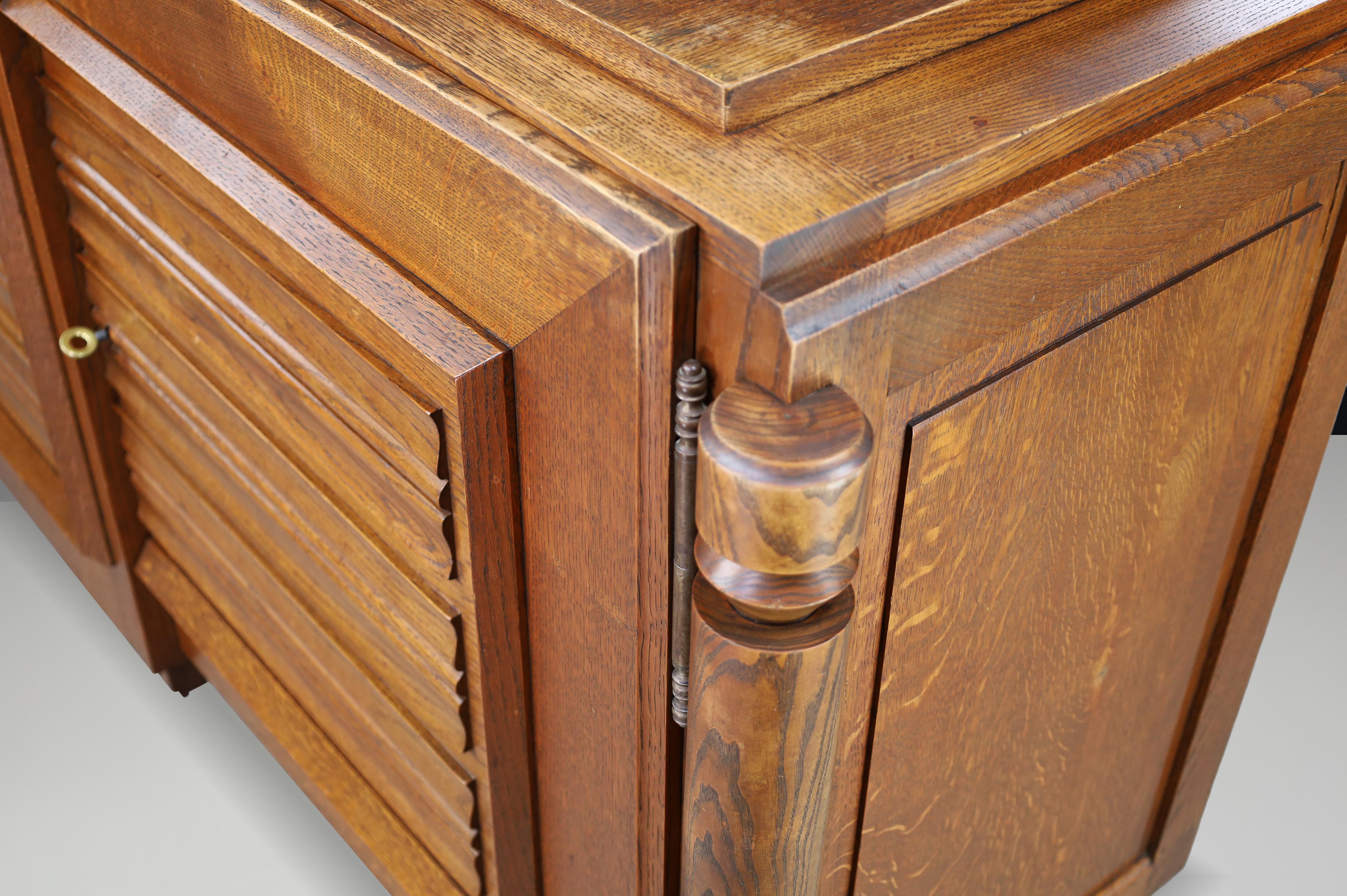 Aparador francés Art Decó de roble patinado con puertas talladas en relieve, años 40 siglo XX en venta