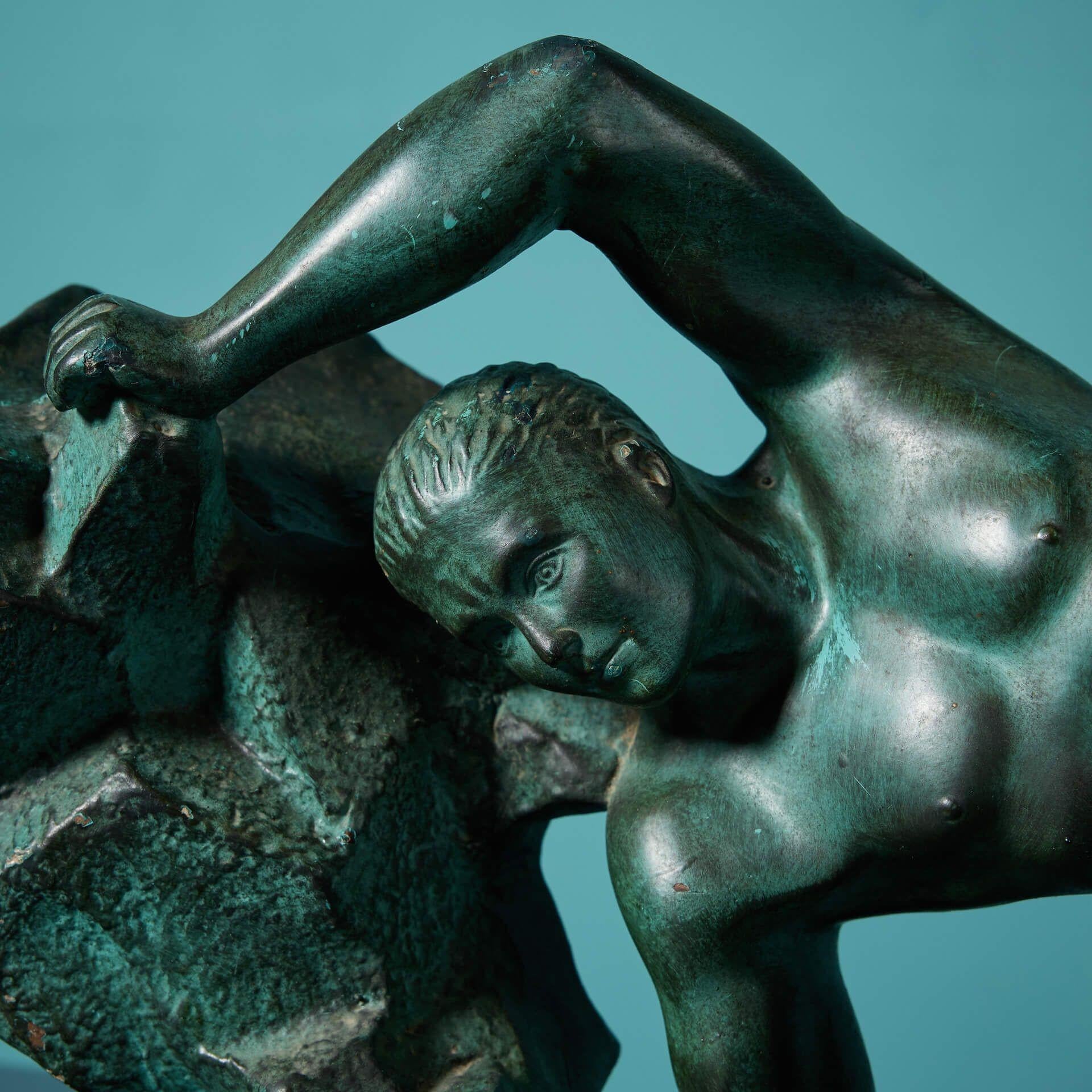 Escultura francesa Art Déco Patinada de Sísifo Art Decó en venta