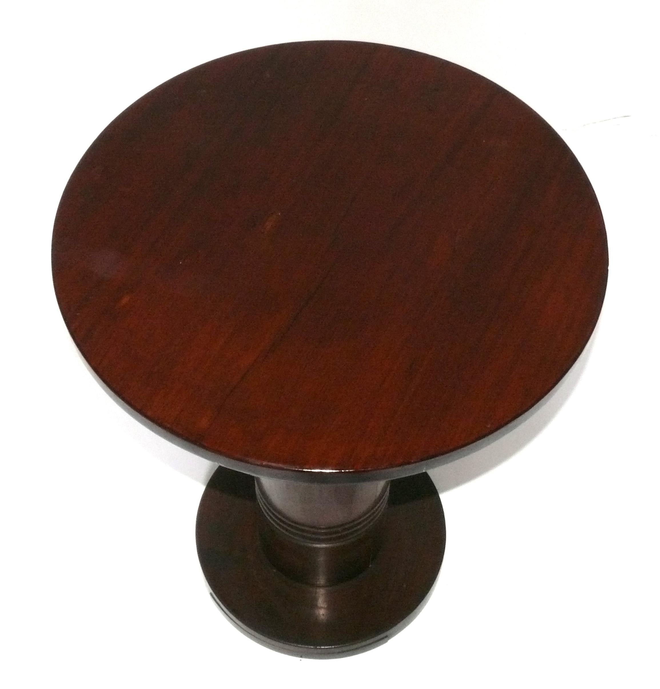 Guéridon ou lampe Art déco, France, vers les années 1930. Cette pièce est actuellement en cours de finition et peut être complétée dans la couleur de votre choix. Le choix de la couleur ne peut pas être trop clair, en raison de la couleur foncée