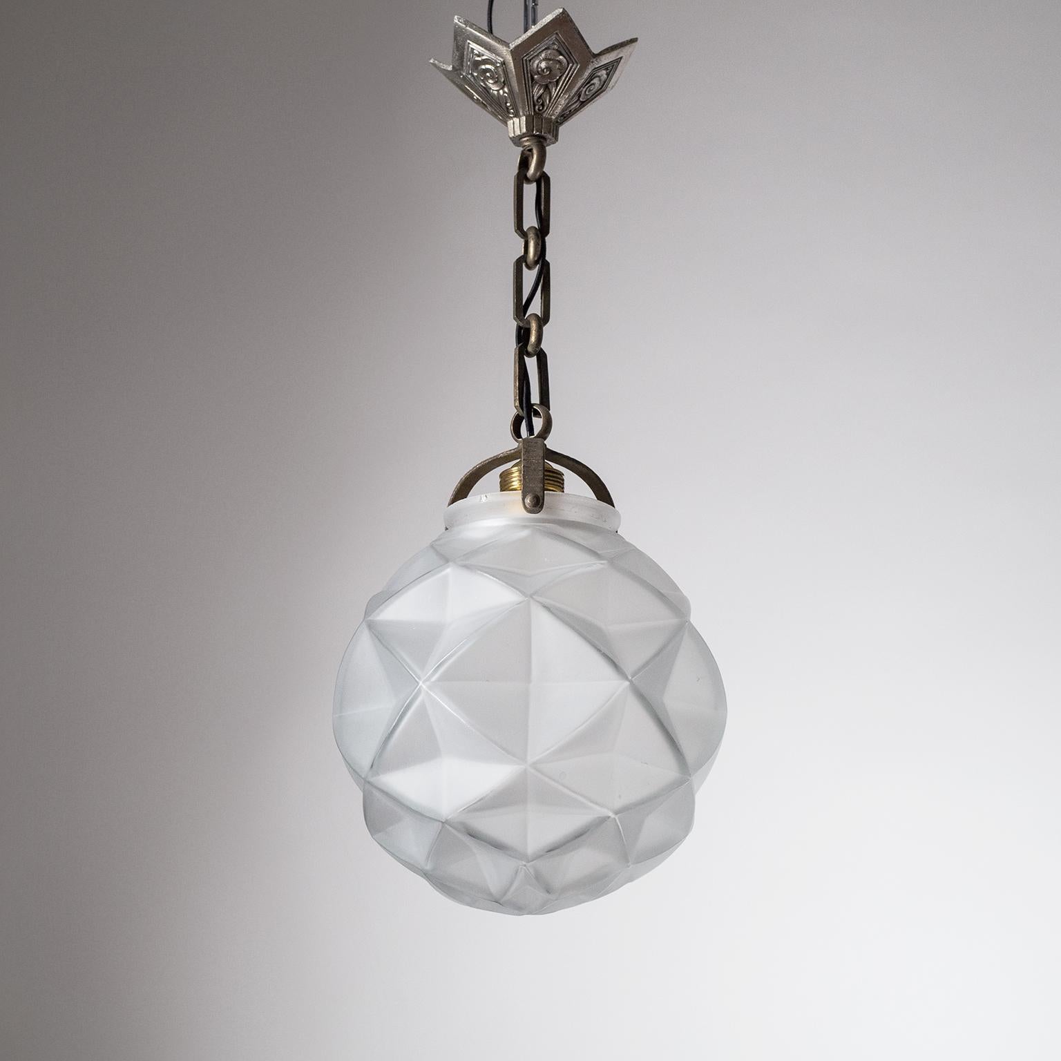 Fine French Art Deco pendant from the 1930s. Nickeled hardware and a geometric shaped glass diffuser with a satin etched finish. Good original condition with patina on the hardware. One brass and ceramic E27 socket with new wiring. Height without