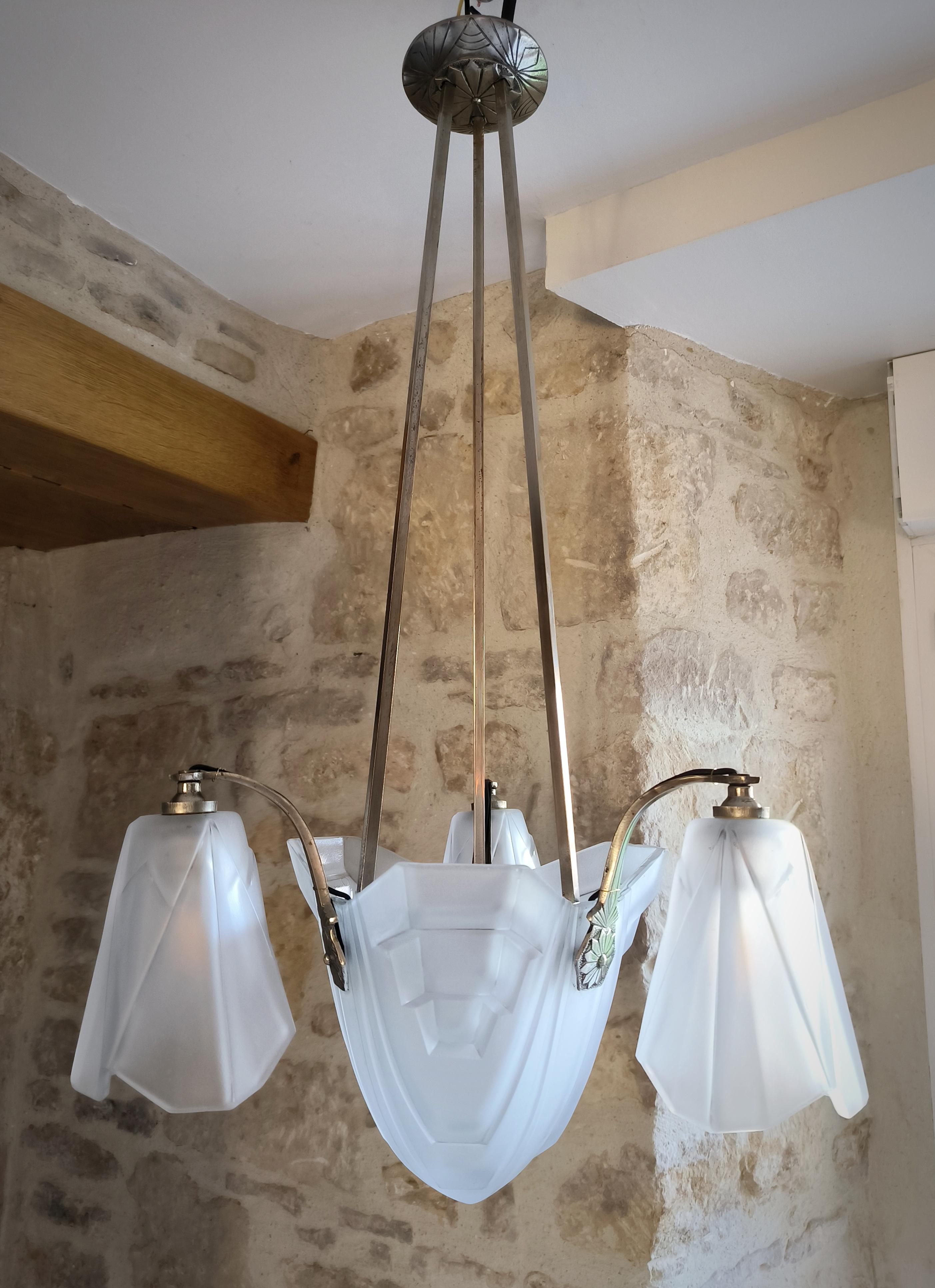 Francese Lampadario a sospensione in stile Art Déco francese di David David Degué, circa 1920. in vendita