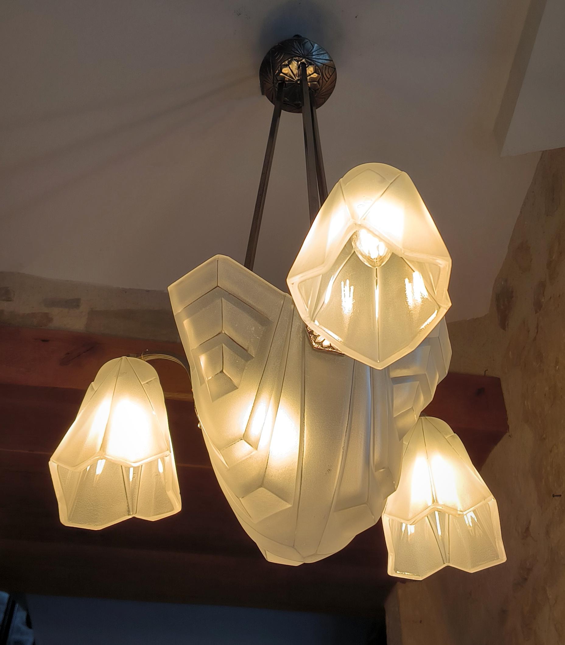 Lampadario a sospensione in stile Art Déco francese di David David Degué, circa 1920. In condizioni buone in vendita a CARENTAN-LES-MARAIS, FR