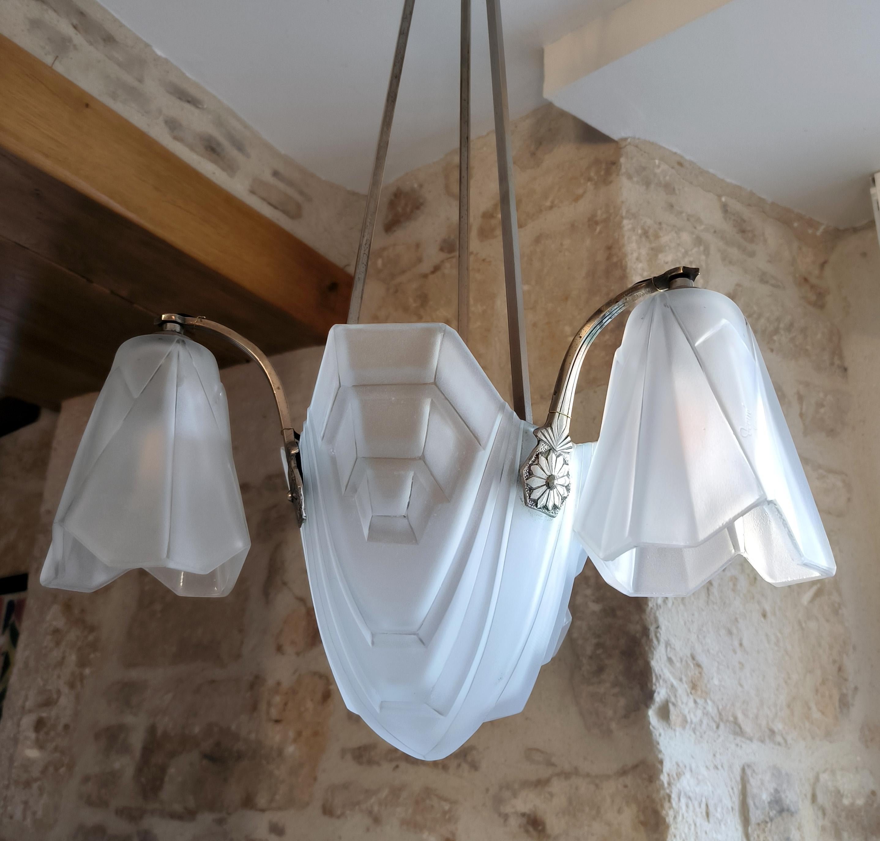 Metallo Lampadario a sospensione in stile Art Déco francese di David David Degué, circa 1920. in vendita