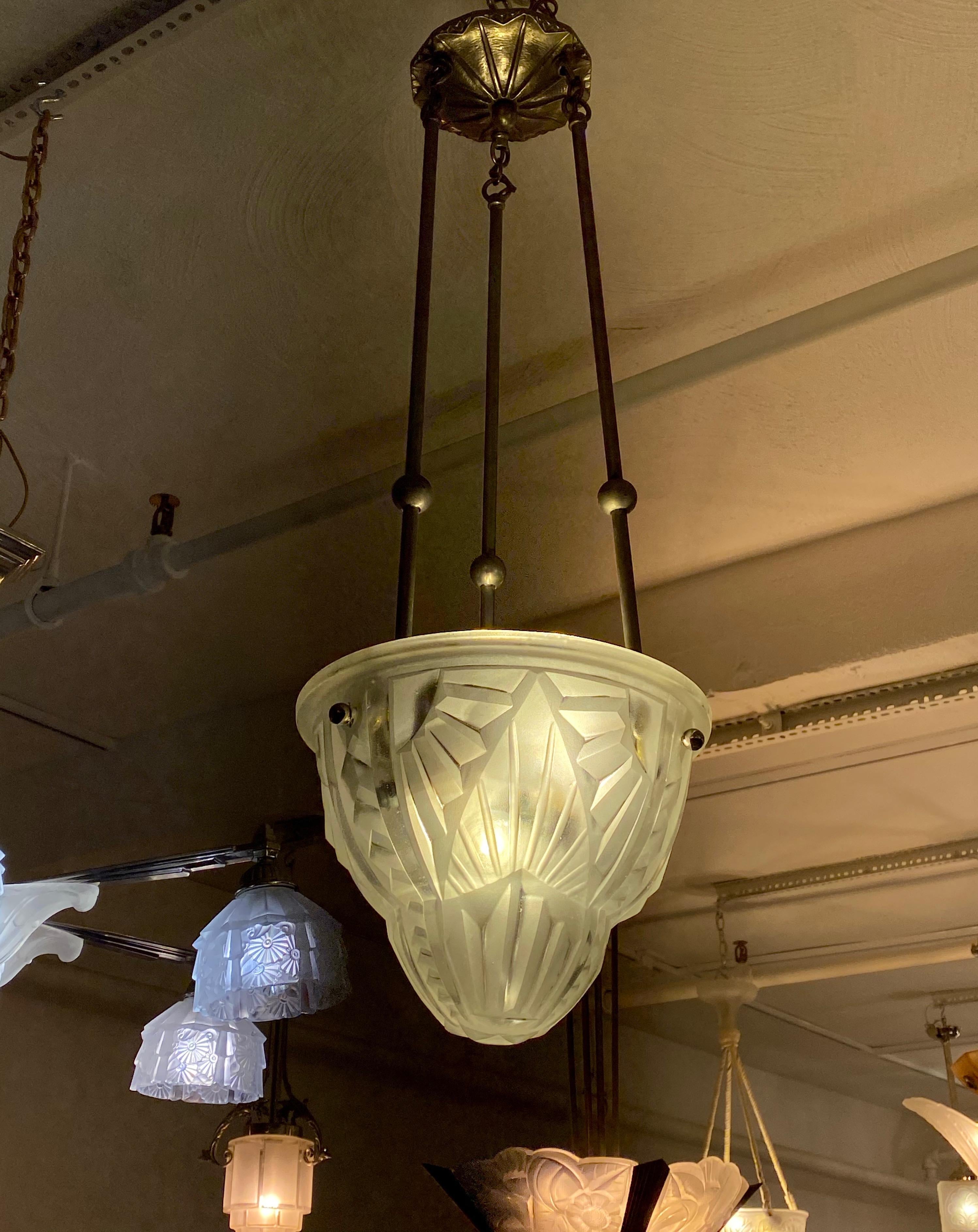 Lampadario a sospensione in stile Art Déco francese firmato da Degue in vendita 5