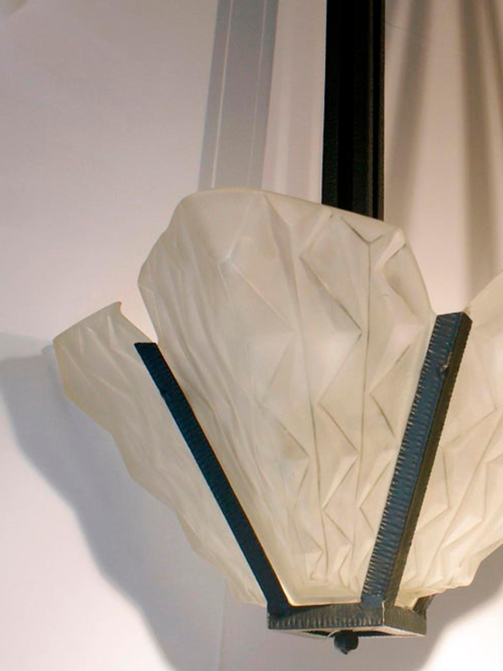 Lampadario a sospensione Art Deco francese firmato 