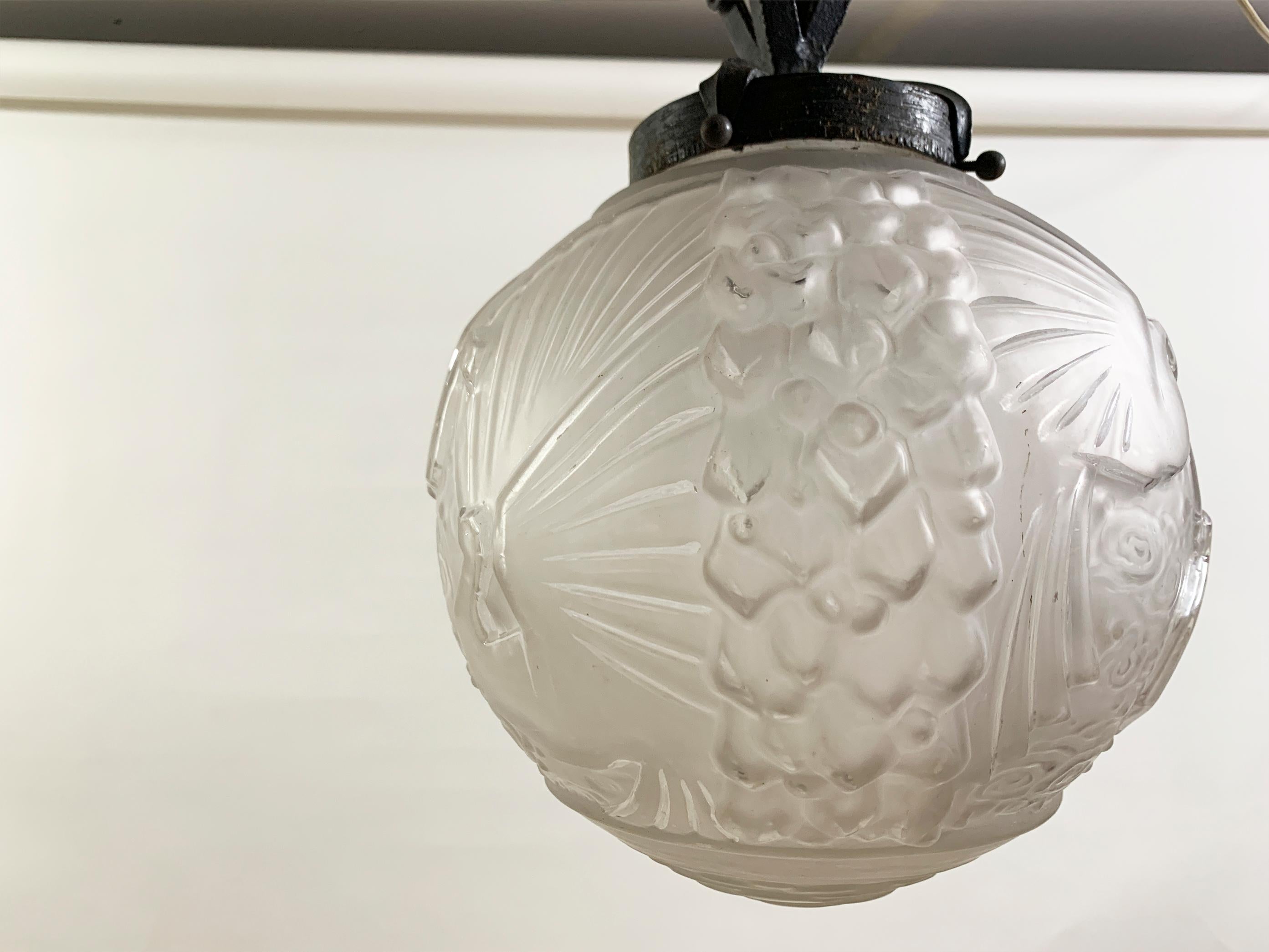 French Art Déco Pendant Light Signed Muller Frères Luneville, circa 1920 In Good Condition For Sale In Beirut, LB