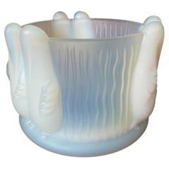 Vase Art Déco français Penguins en verre opalescent par Sabino, années 1930